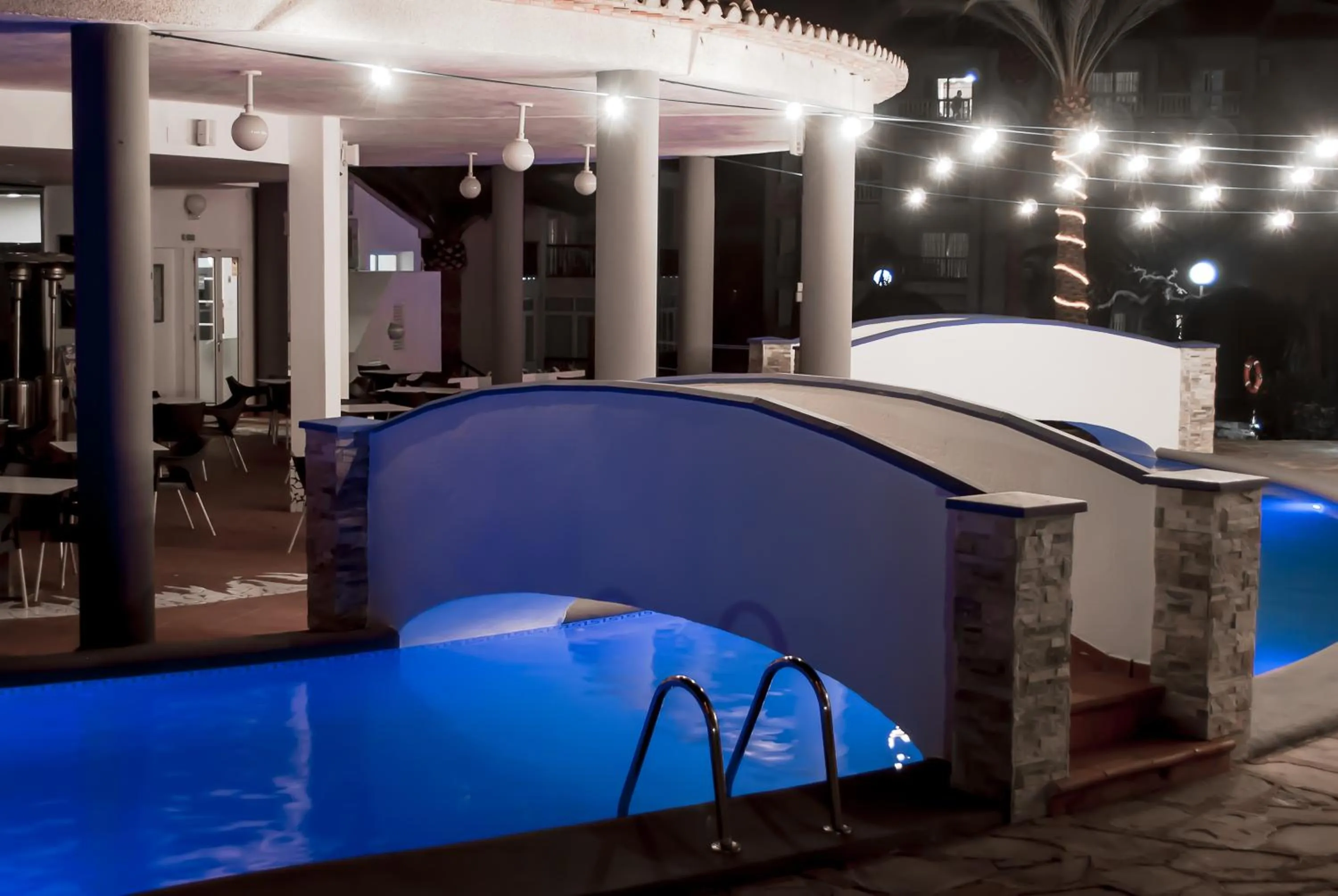 Swimming pool in Ona Ogisaka Garden