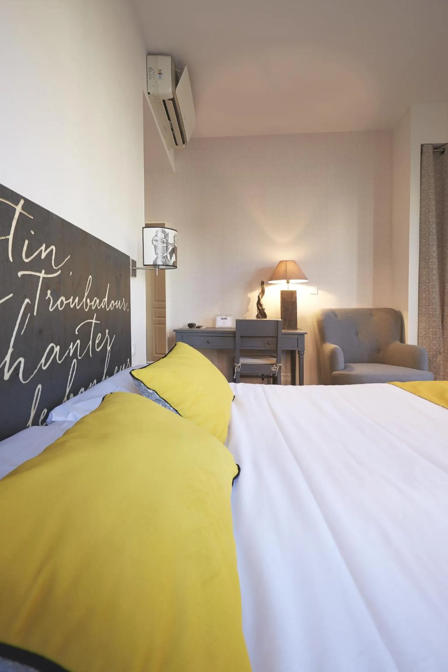 Photo of the whole room, Bed in Hôtel St Sernin