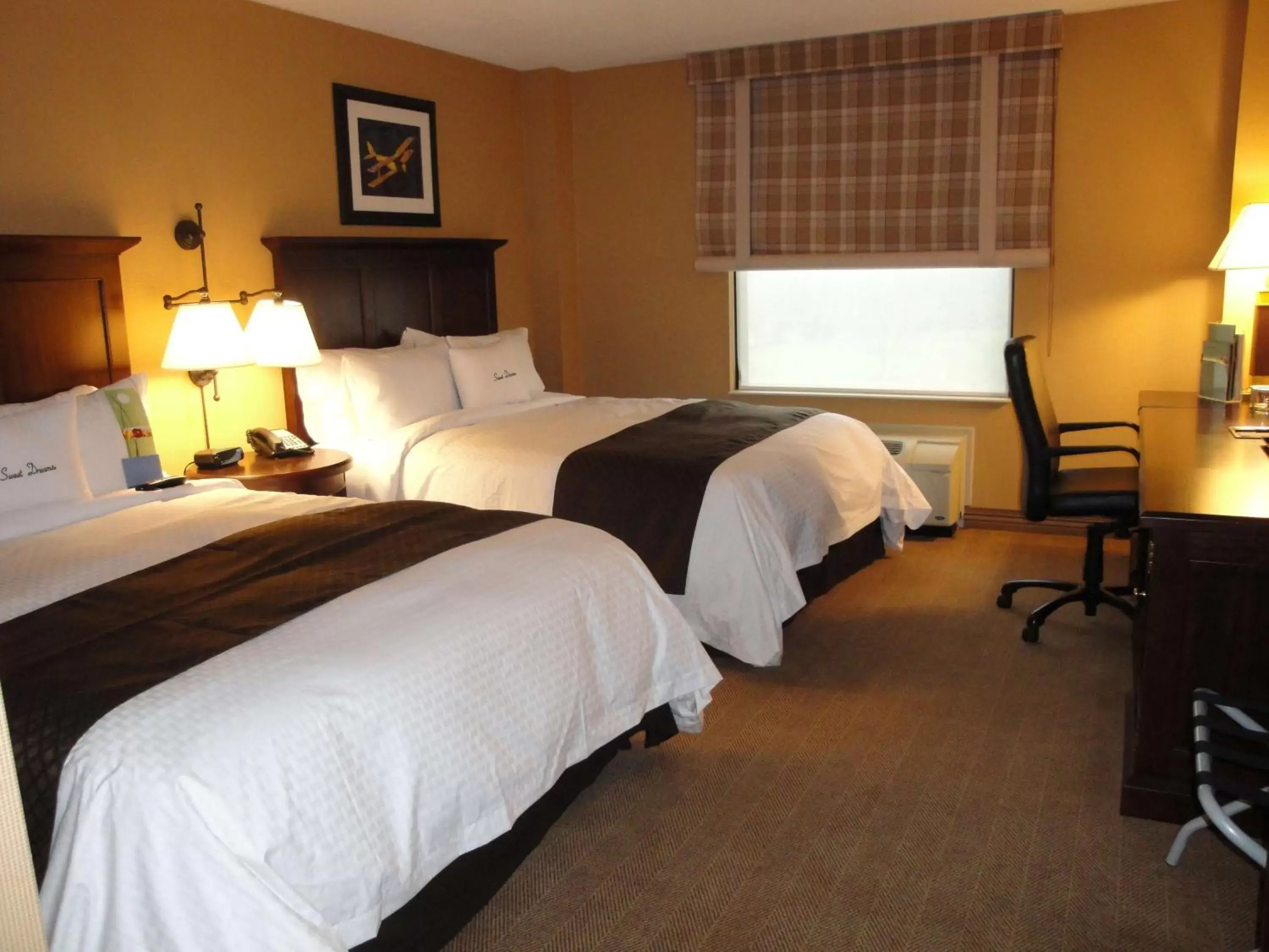 Bedroom, Bed in DoubleTree by Hilton Cincinnati Airport