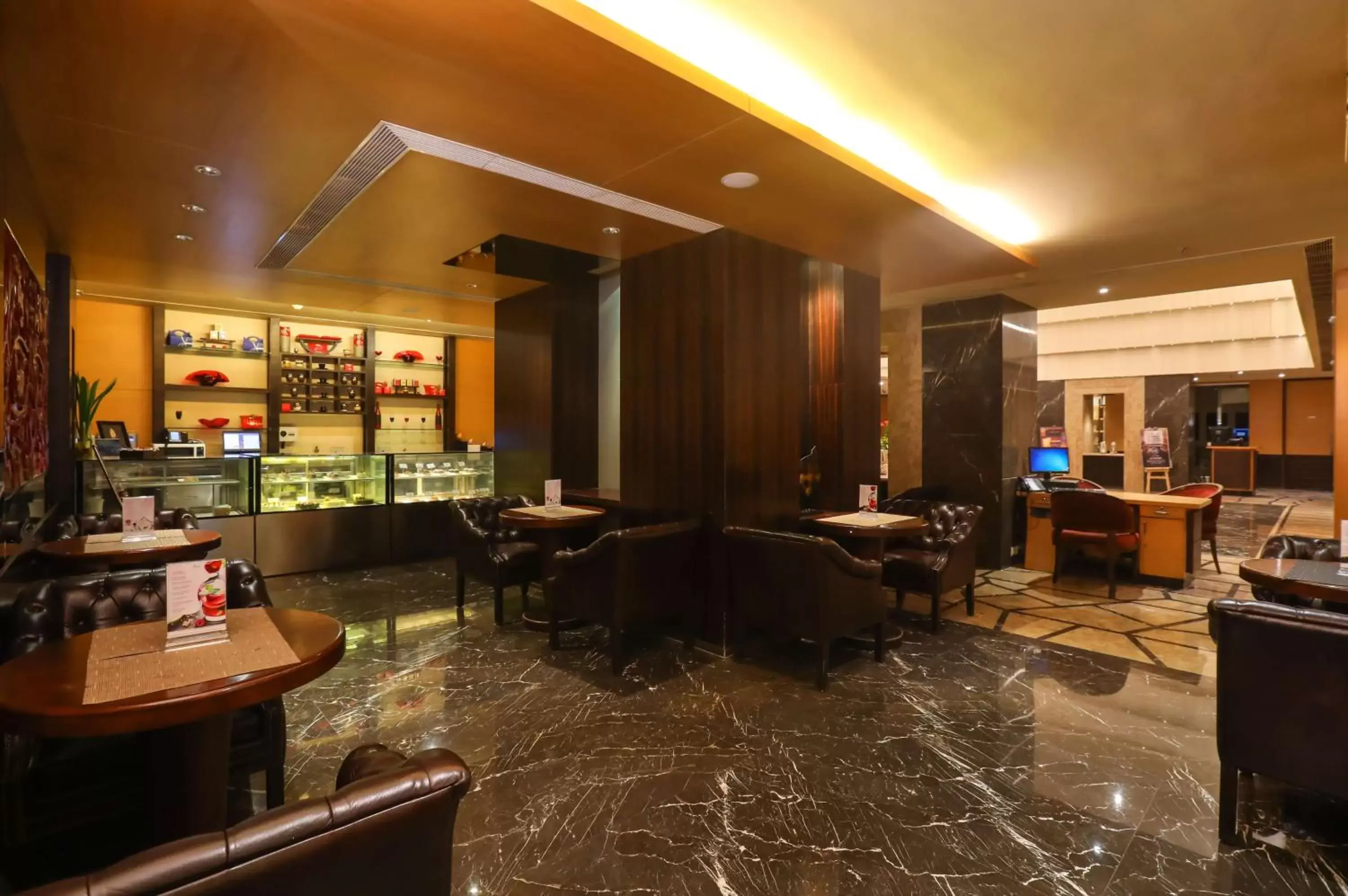 Lobby or reception, Lounge/Bar in Radisson Blu Hotel Chennai City Centre