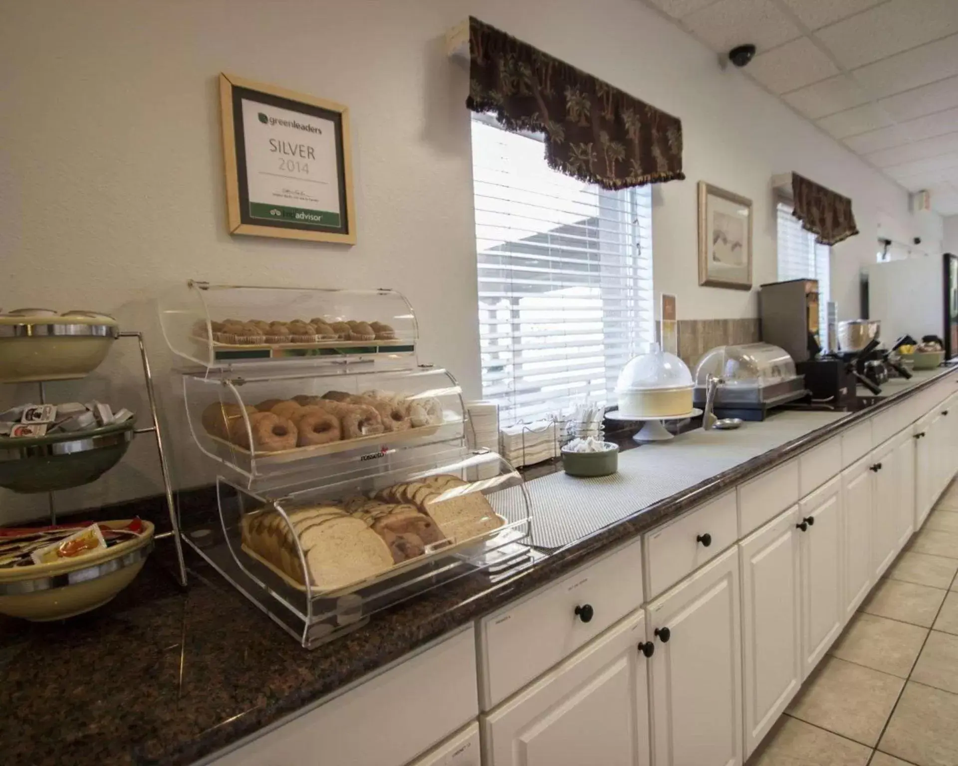 Buffet breakfast, Kitchen/Kitchenette in Quality Inn Kennedy Space Center