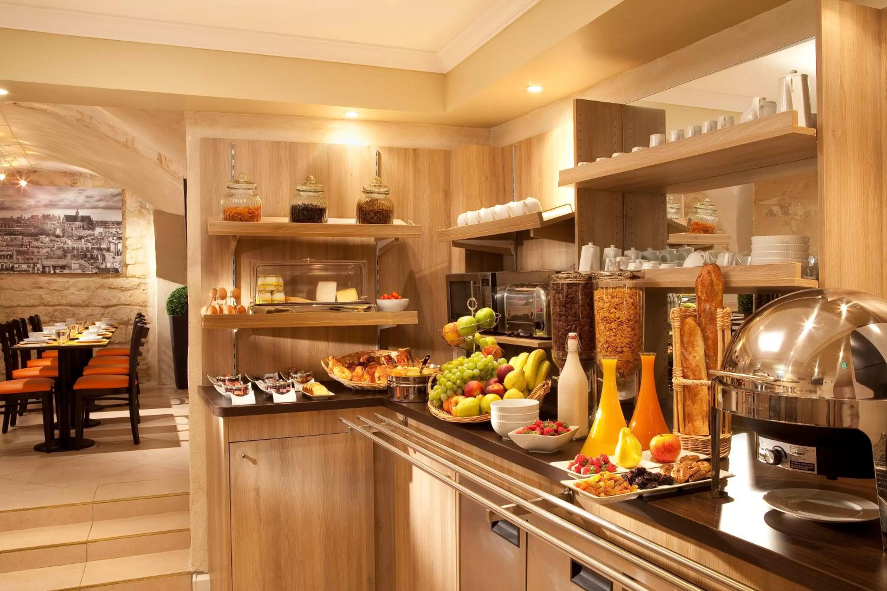 Food and drinks in Hôtel 85 Saint Honore