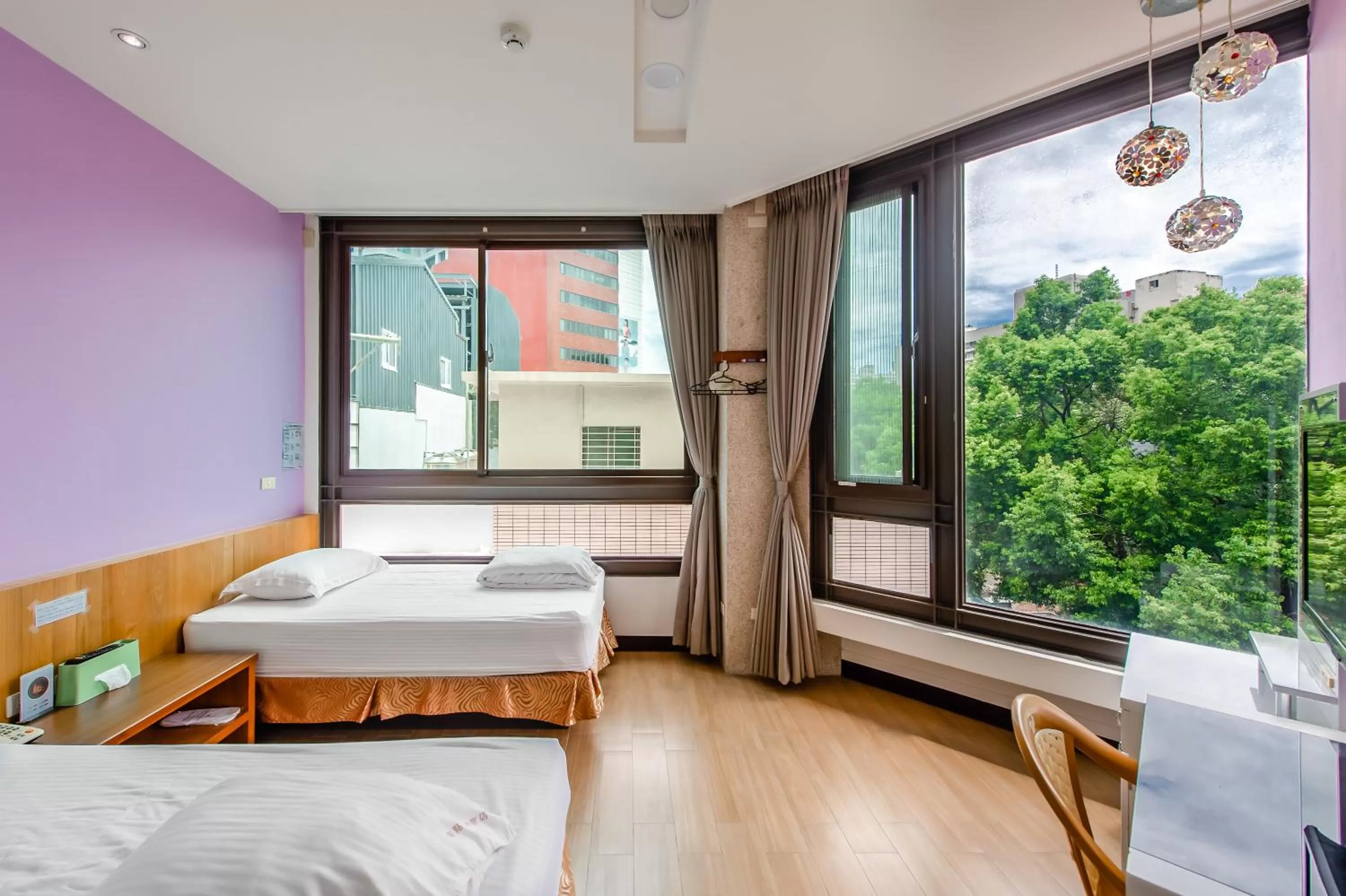 Photo of the whole room, Bed in lightness Station Inn