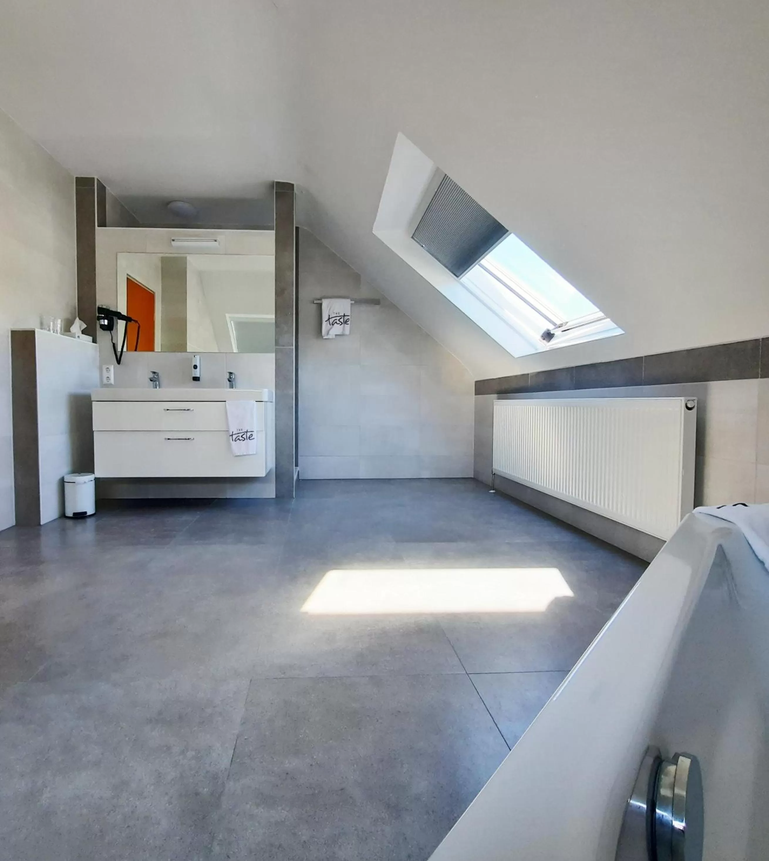 Bathroom, Bed in Taste Hotel Hockenheim