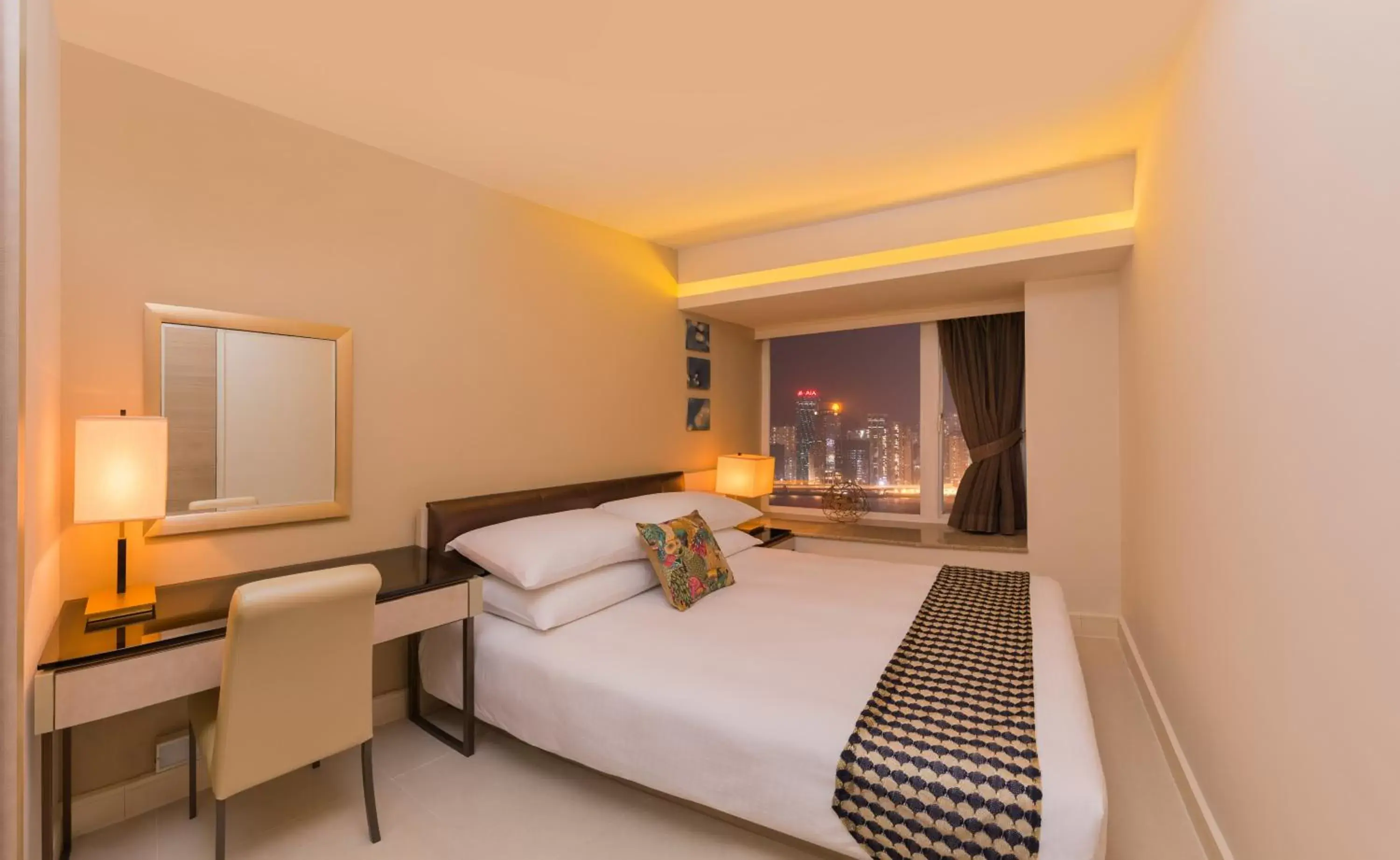 Bedroom, Bed in Kowloon Harbourfront Hotel