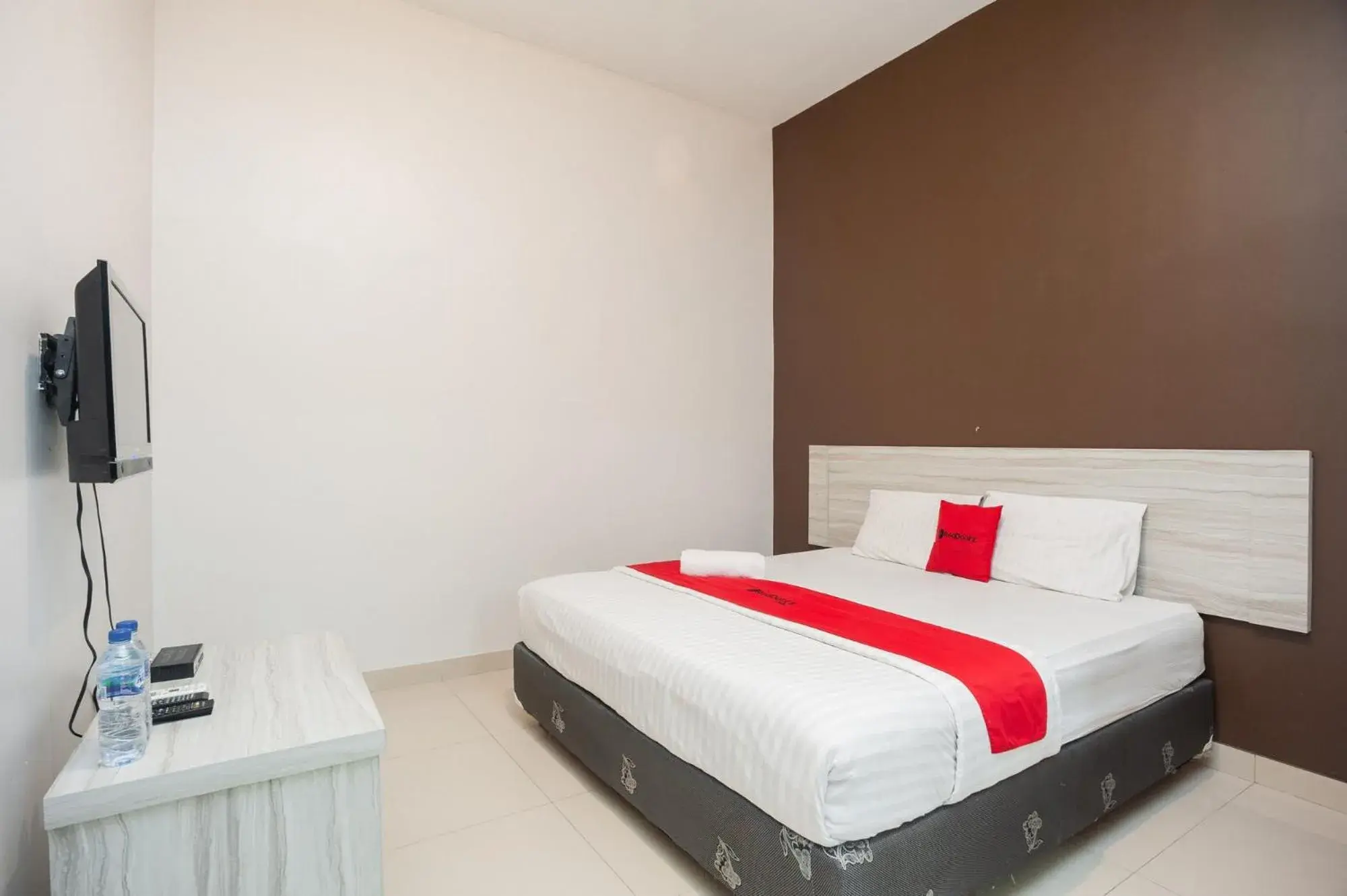 Bed in RedDoorz Syariah near Taman Air Mancur Bogor