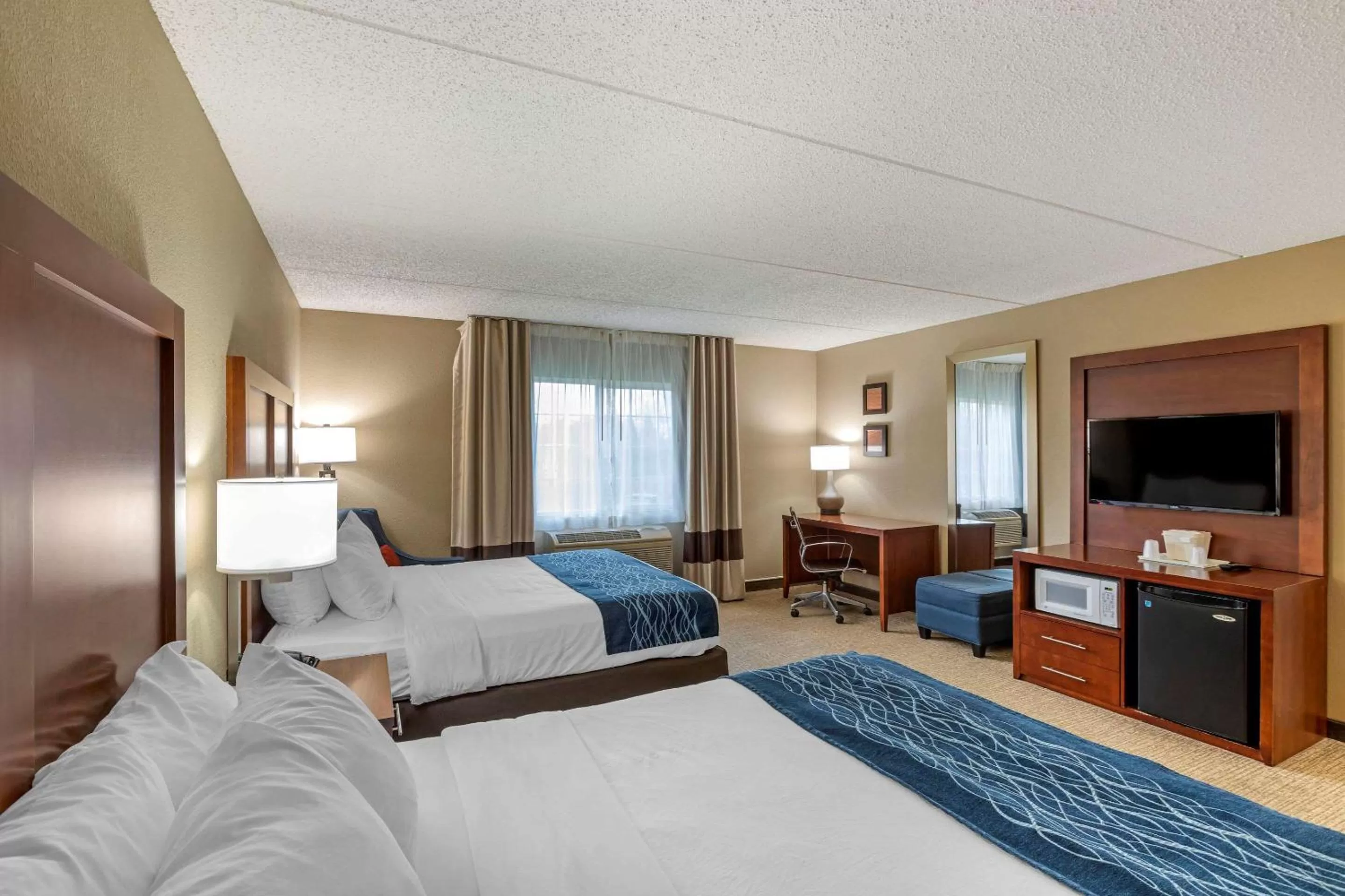 Photo of the whole room, Bed in Comfort Inn & Suites Jackson - West Bend