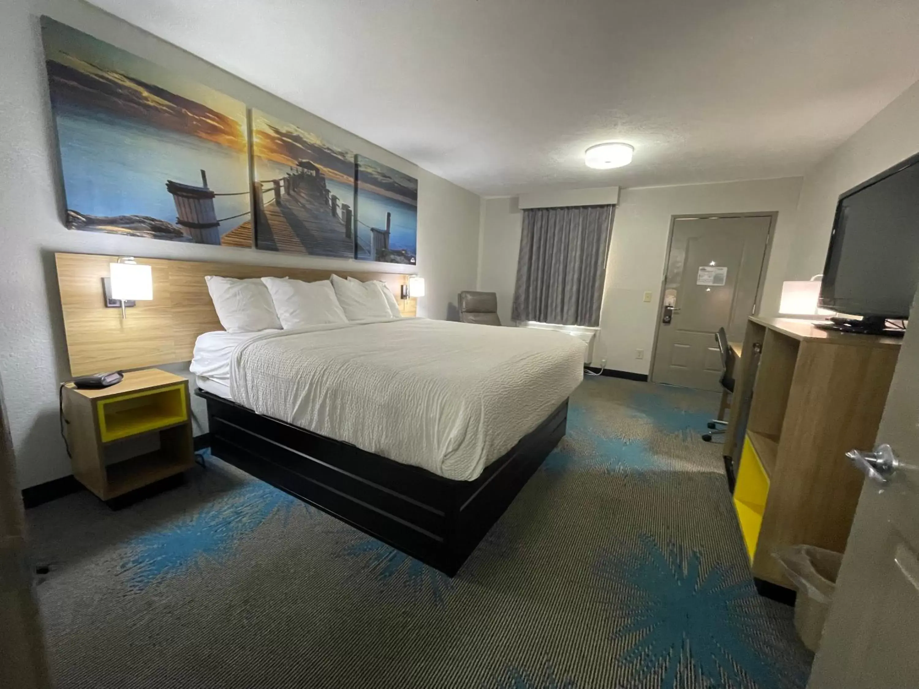 Bed in Days Inn by Wyndham Savannah