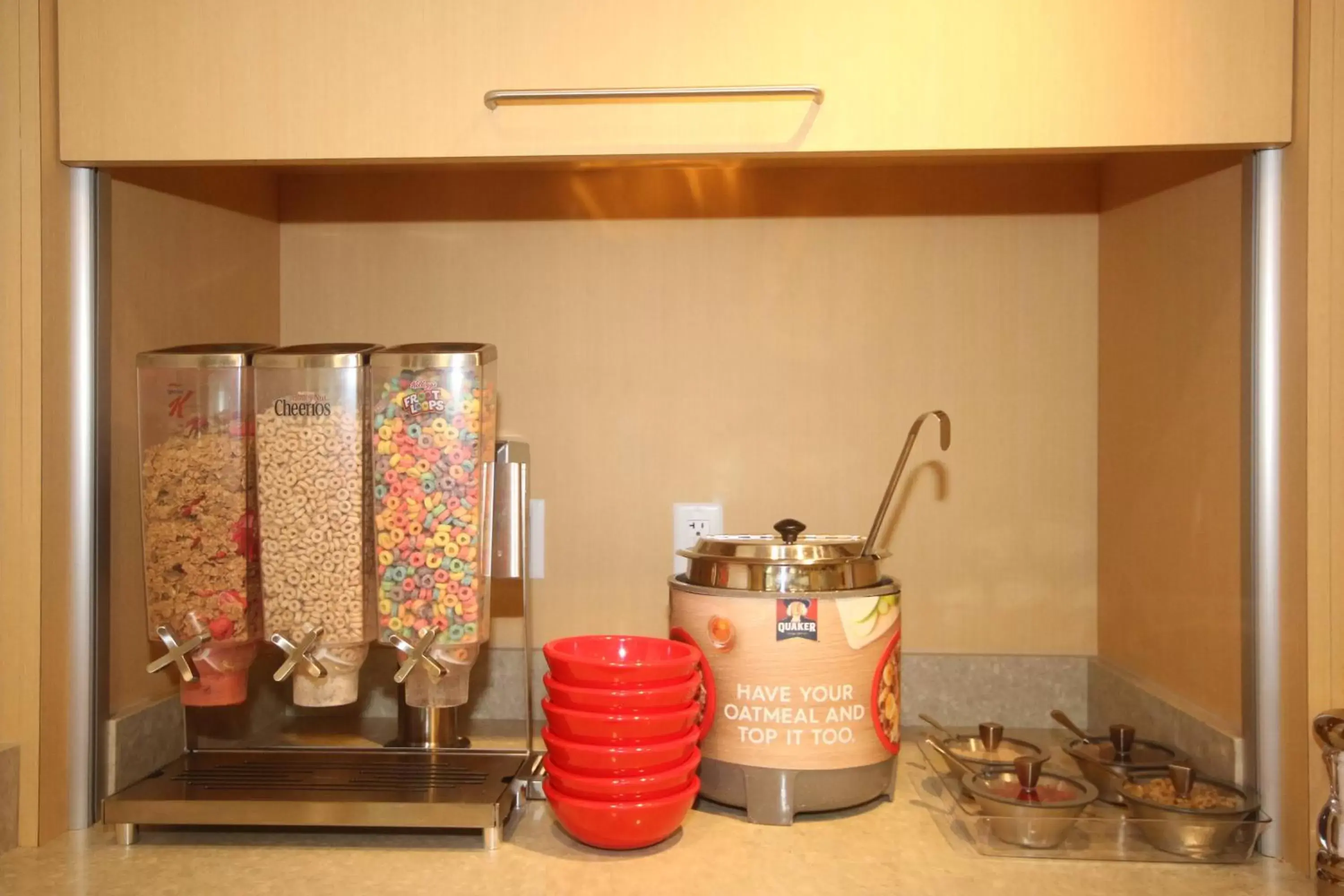 Breakfast in TownePlace Suites by Marriott Charleston-North Charleston