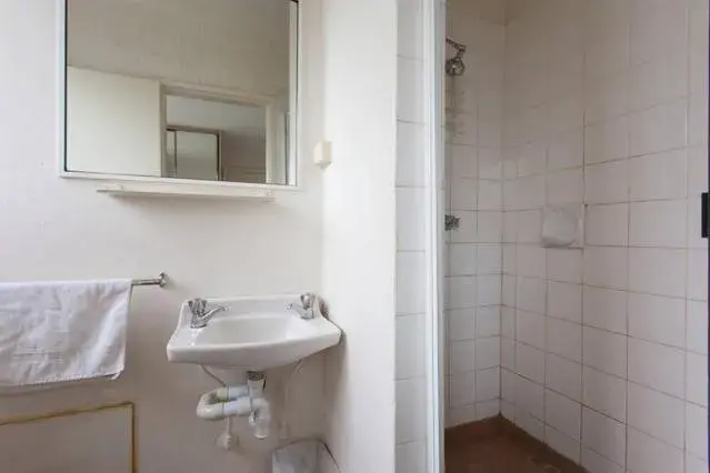 Bathroom in H & D Apartments