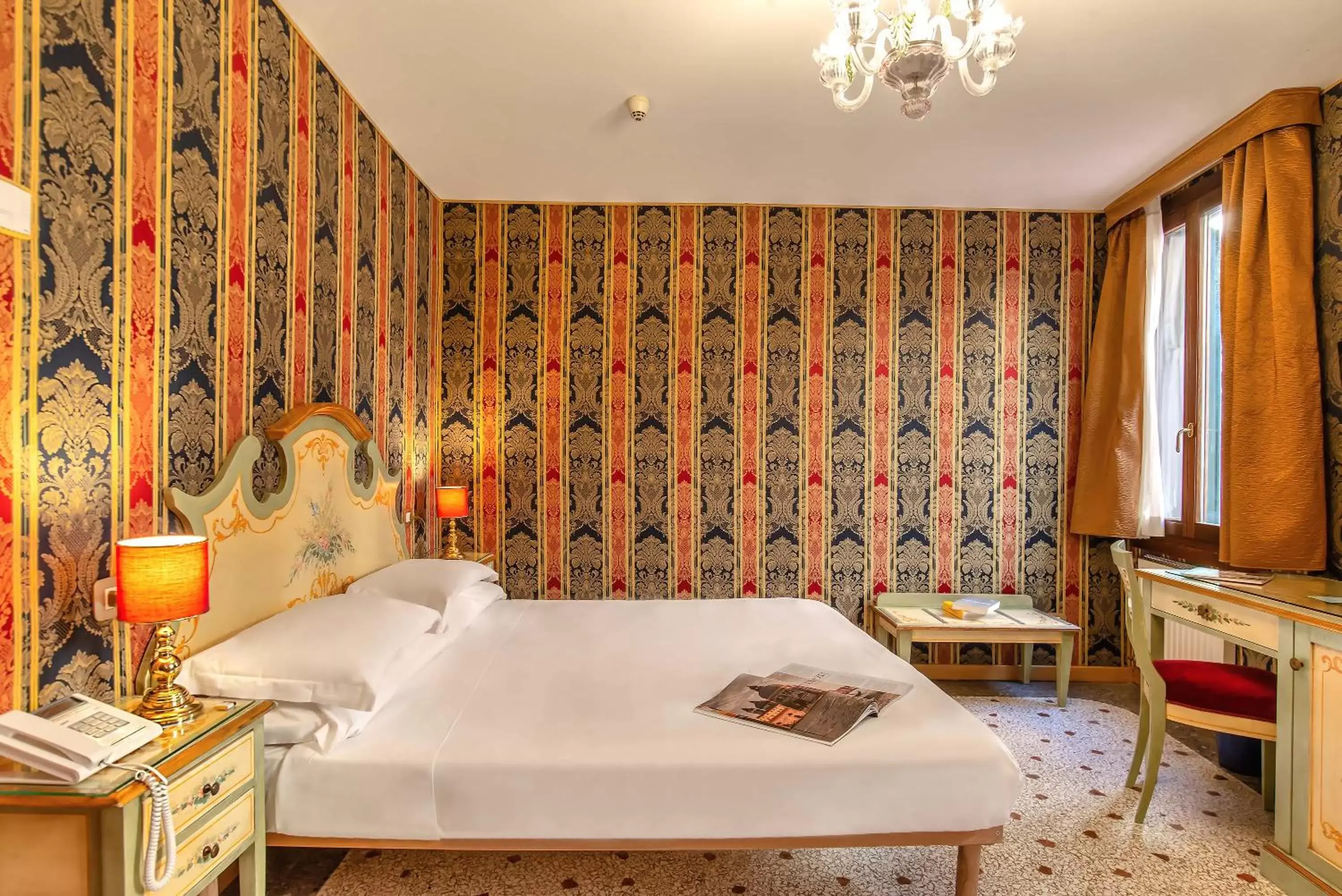 Bedroom, Bed in Hotel La Fenice et Des Artistes