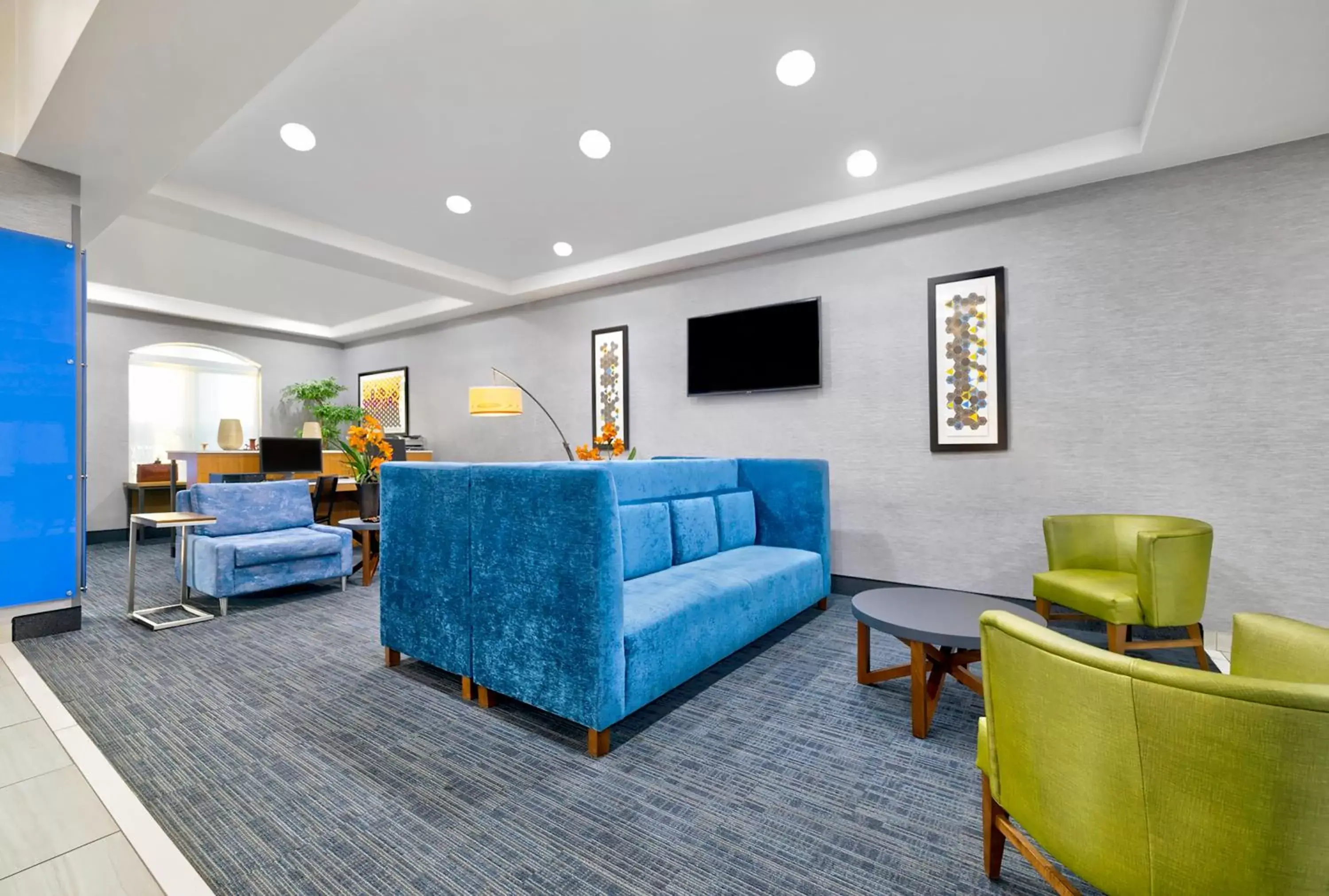 Property building, Seating Area in Holiday Inn Express Hotel & Suites Kansas City - Grandview, an IHG Hotel