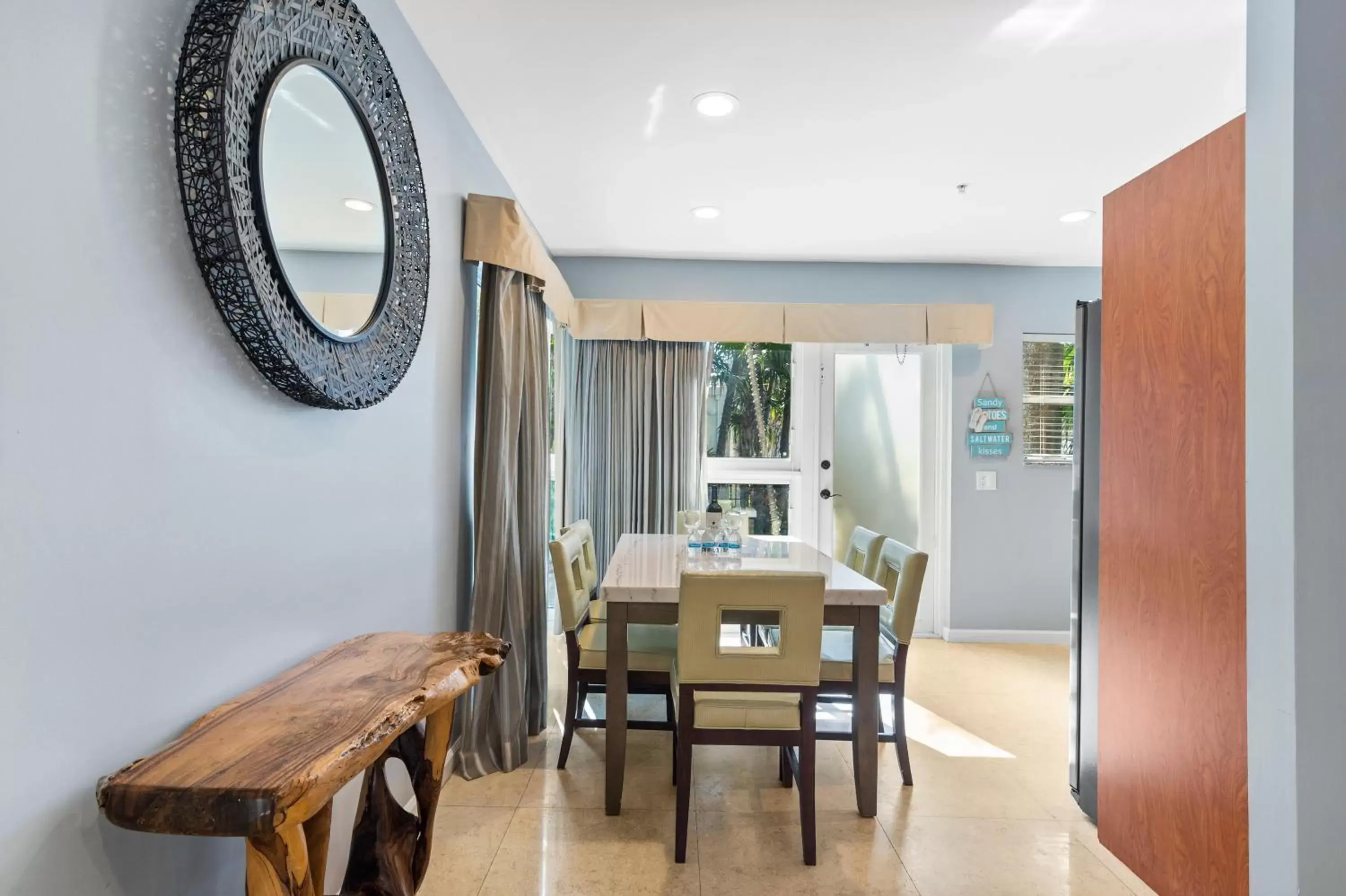 Dining Area in Isle of Venice Residence and Marina