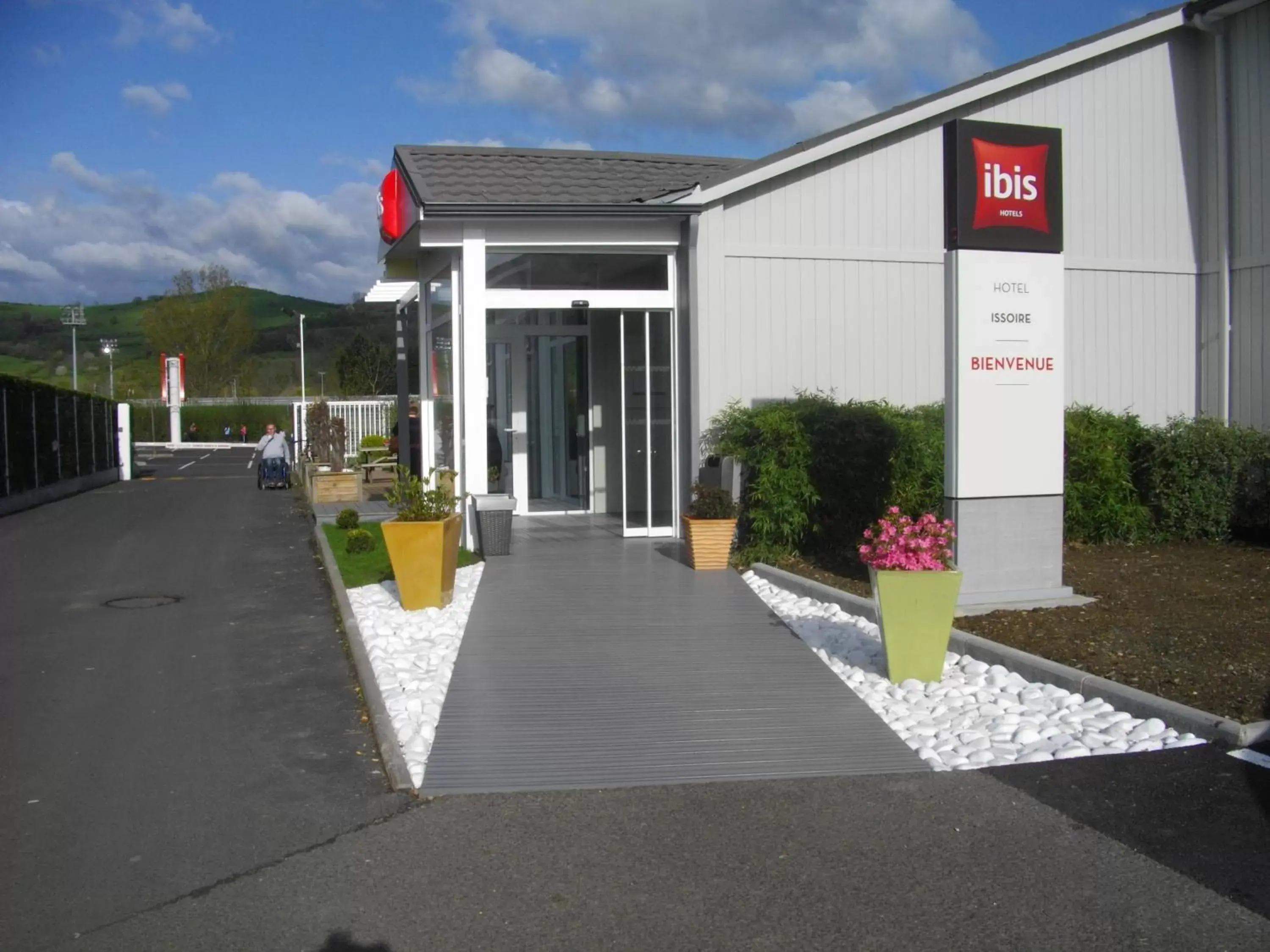 Facade/entrance in ibis Issoire