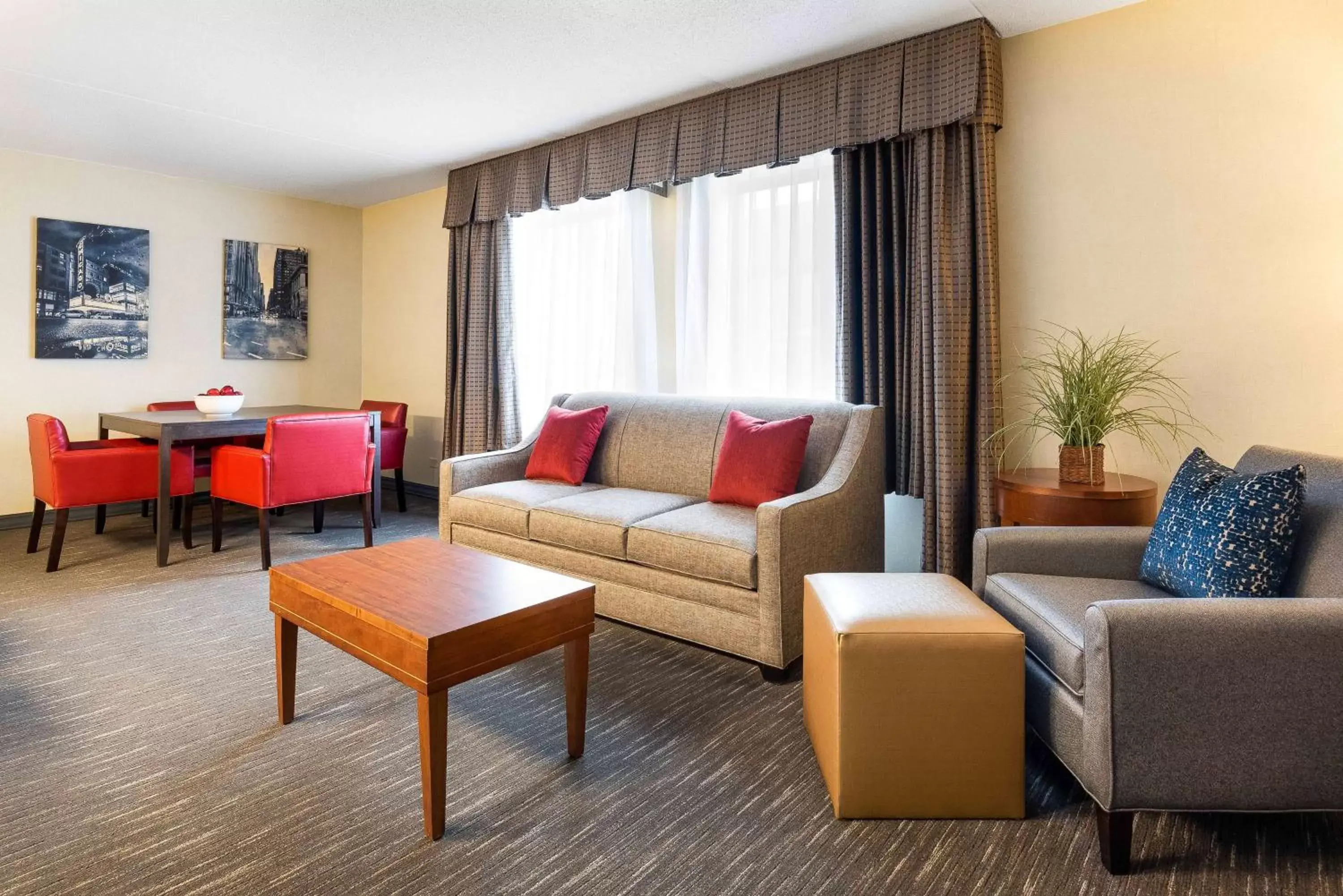 Living room, Seating Area in Best Western Chicago - Downers Grove