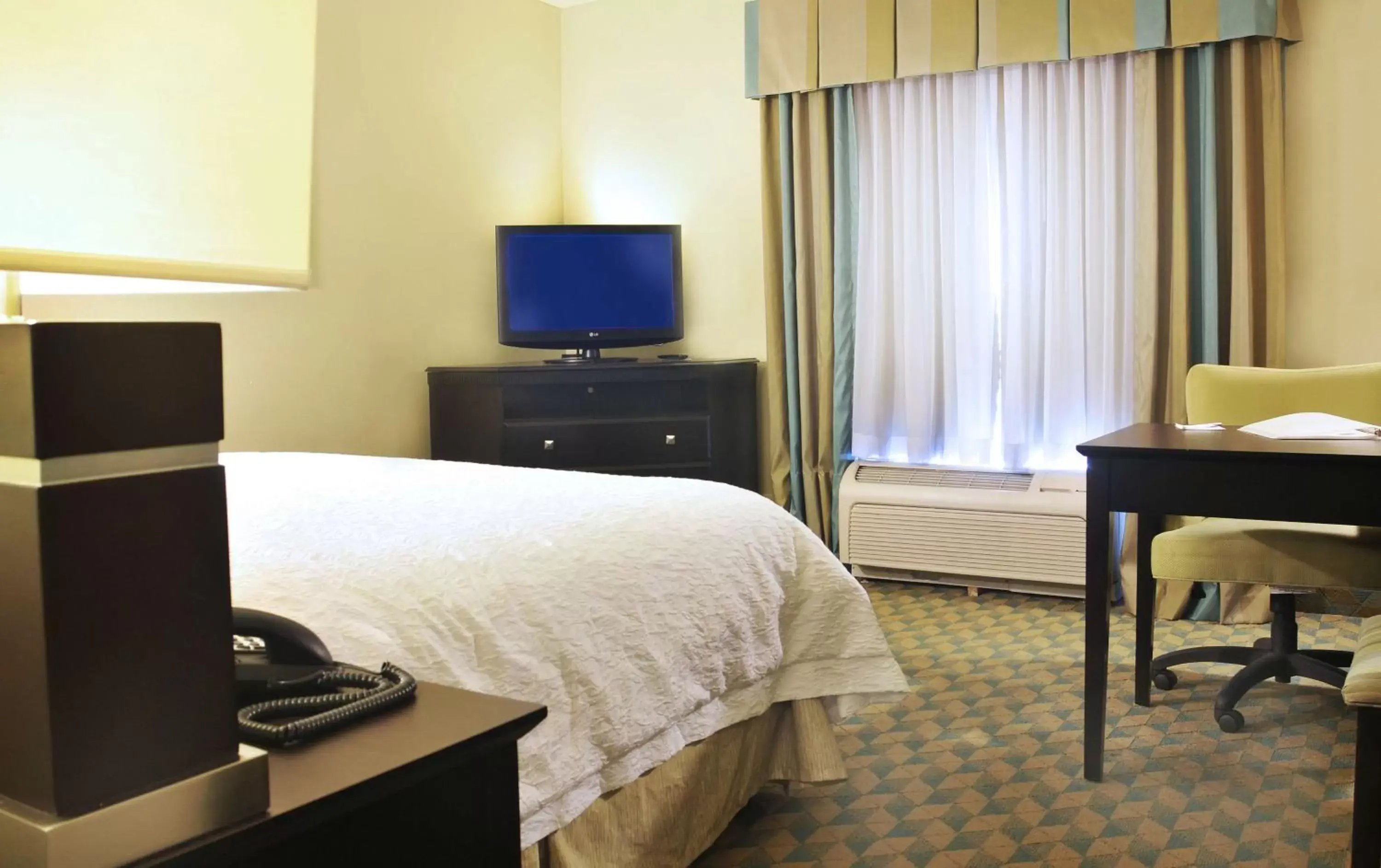 Bed, TV/Entertainment Center in Hampton Inn Gadsden/Attalla Interstate 59