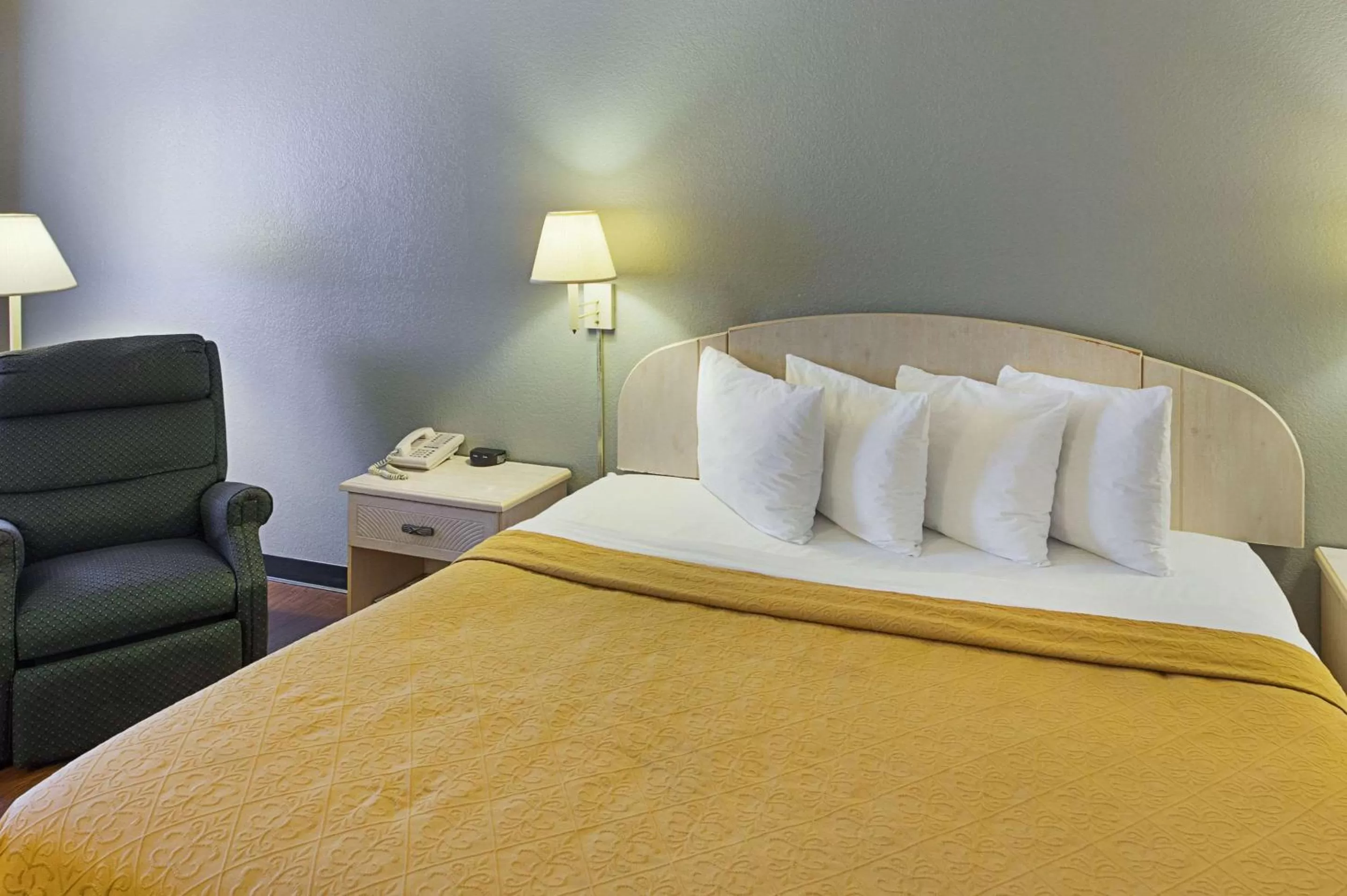 Photo of the whole room, Bed in Econo Lodge San Antonio South