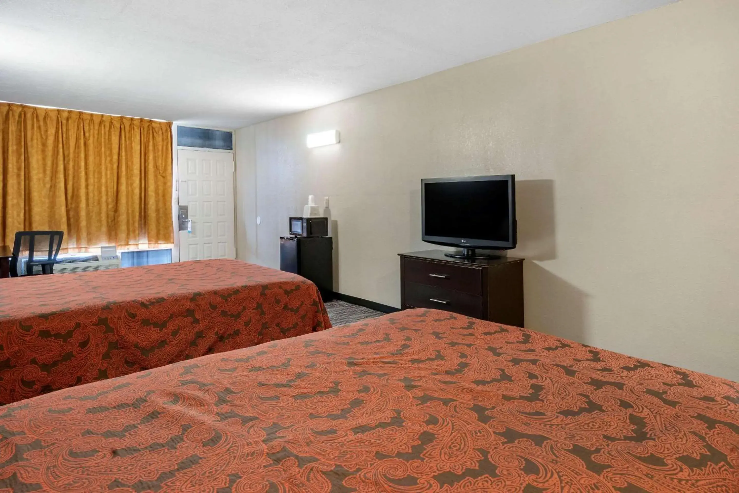 Photo of the whole room, Bed in Rodeway Inn Clearwater-Largo