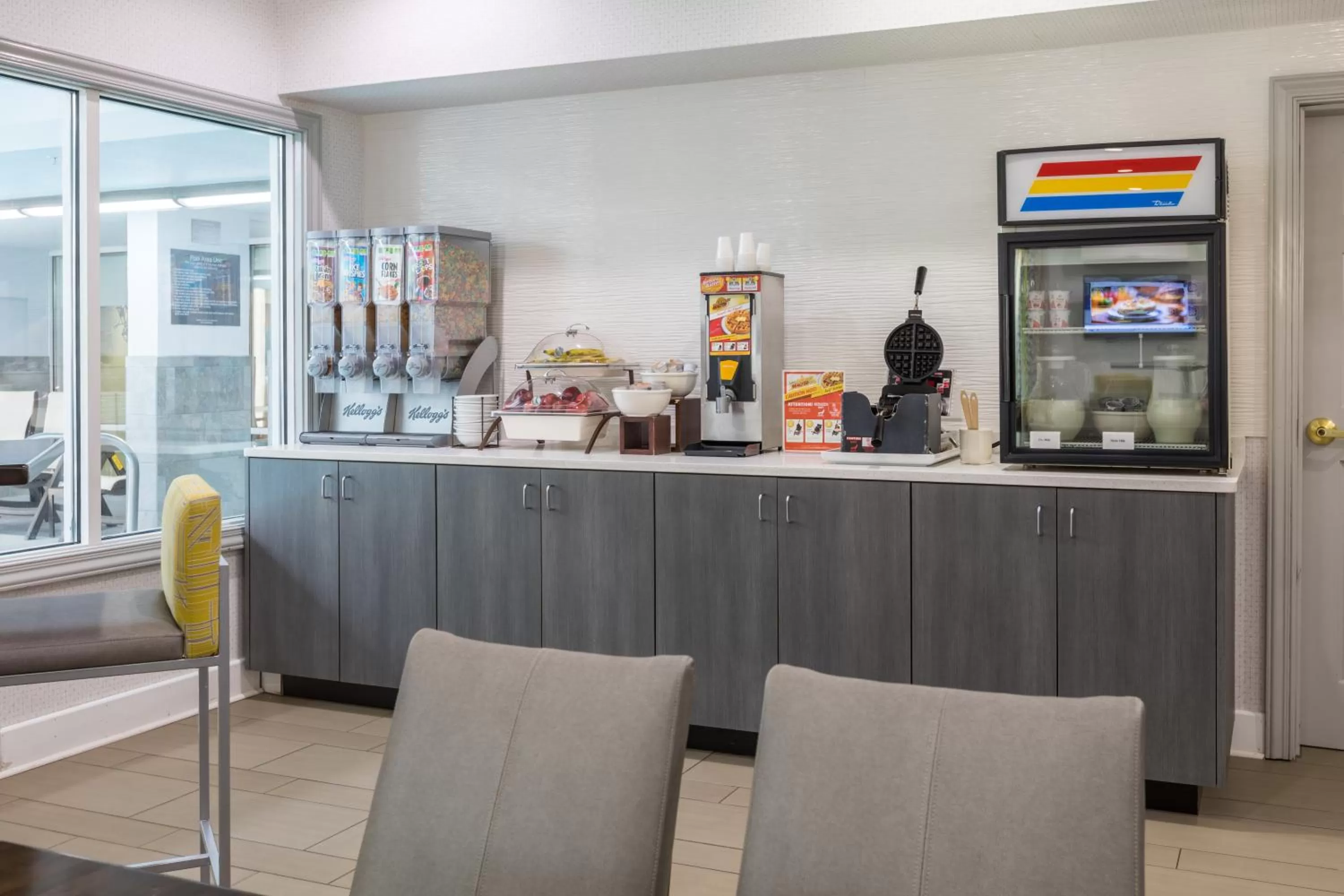 Restaurant/places to eat in Country Inn & Suites by Radisson Asheville Downtown Tunnel Road