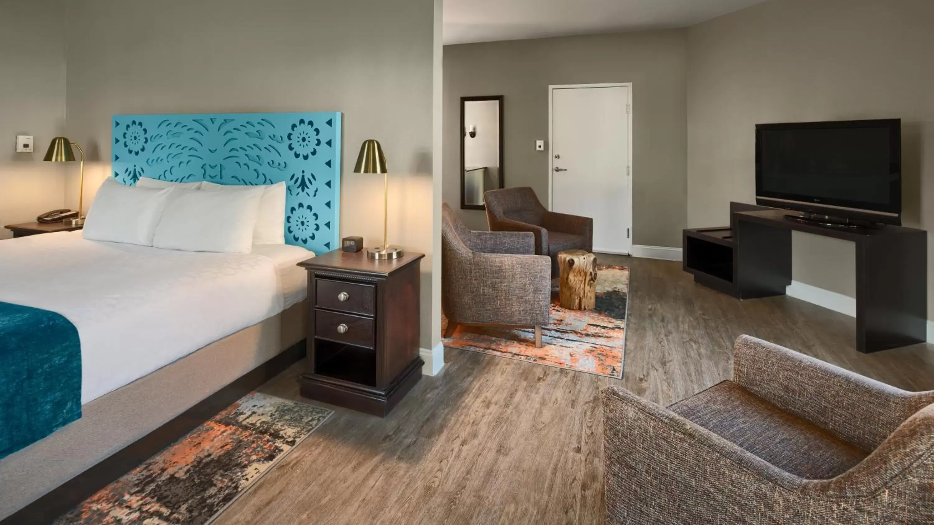 Living room, Bed in Hotel Indigo San Antonio Riverwalk, an IHG Hotel