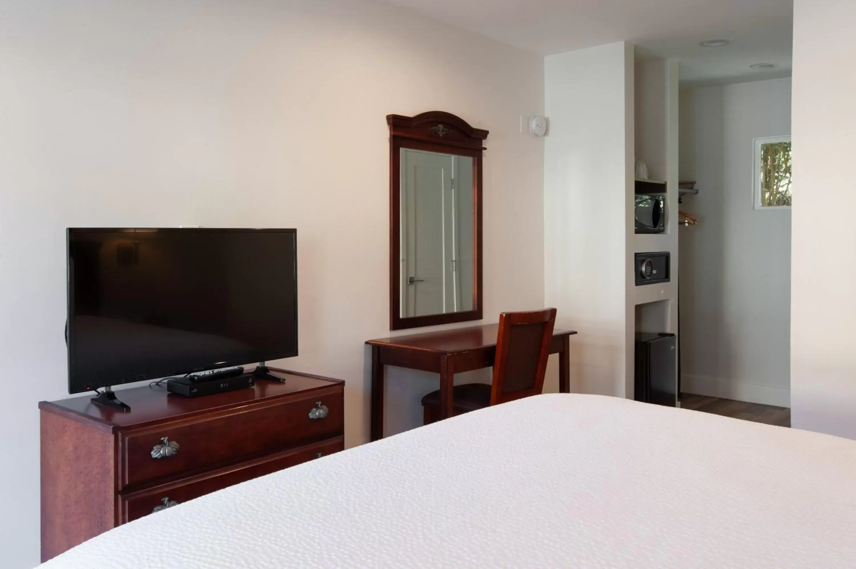 TV and multimedia, TV/Entertainment Center in Studio City Court Yard Hotel