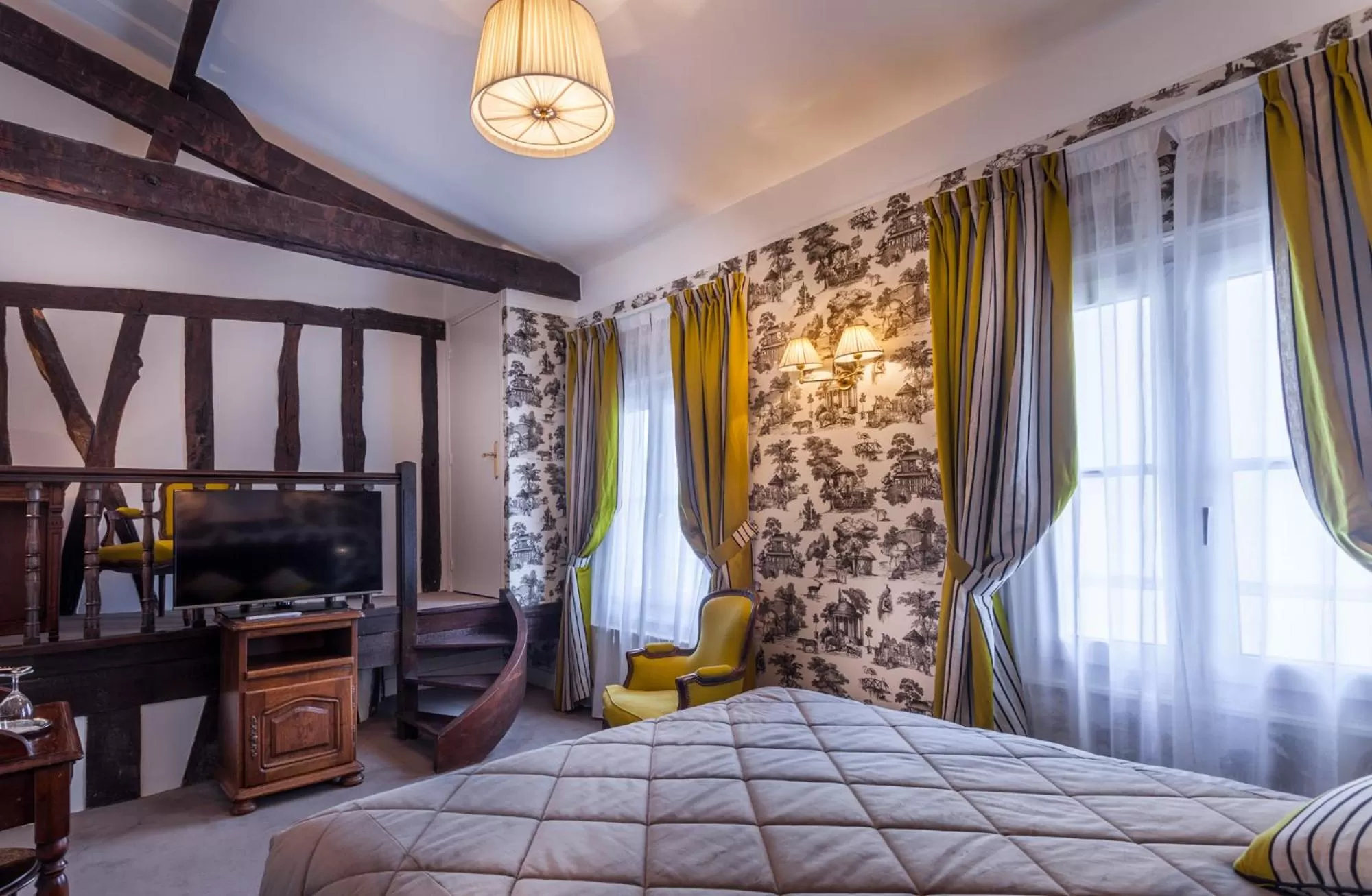 Decorative detail, Bed in Grand Hôtel de L'Univers Saint-Germain