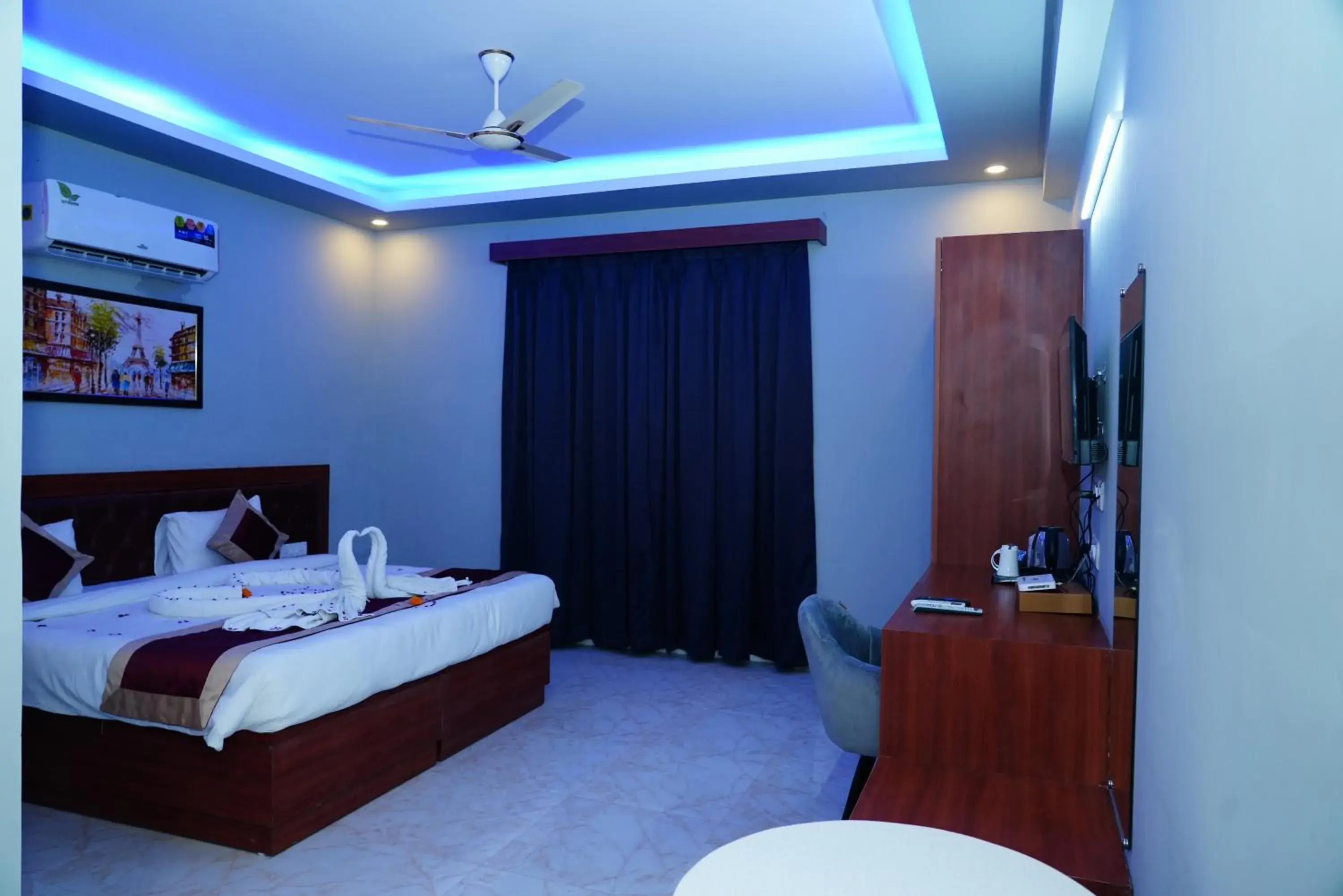 Bedroom, Bed in ExpoMart Inn