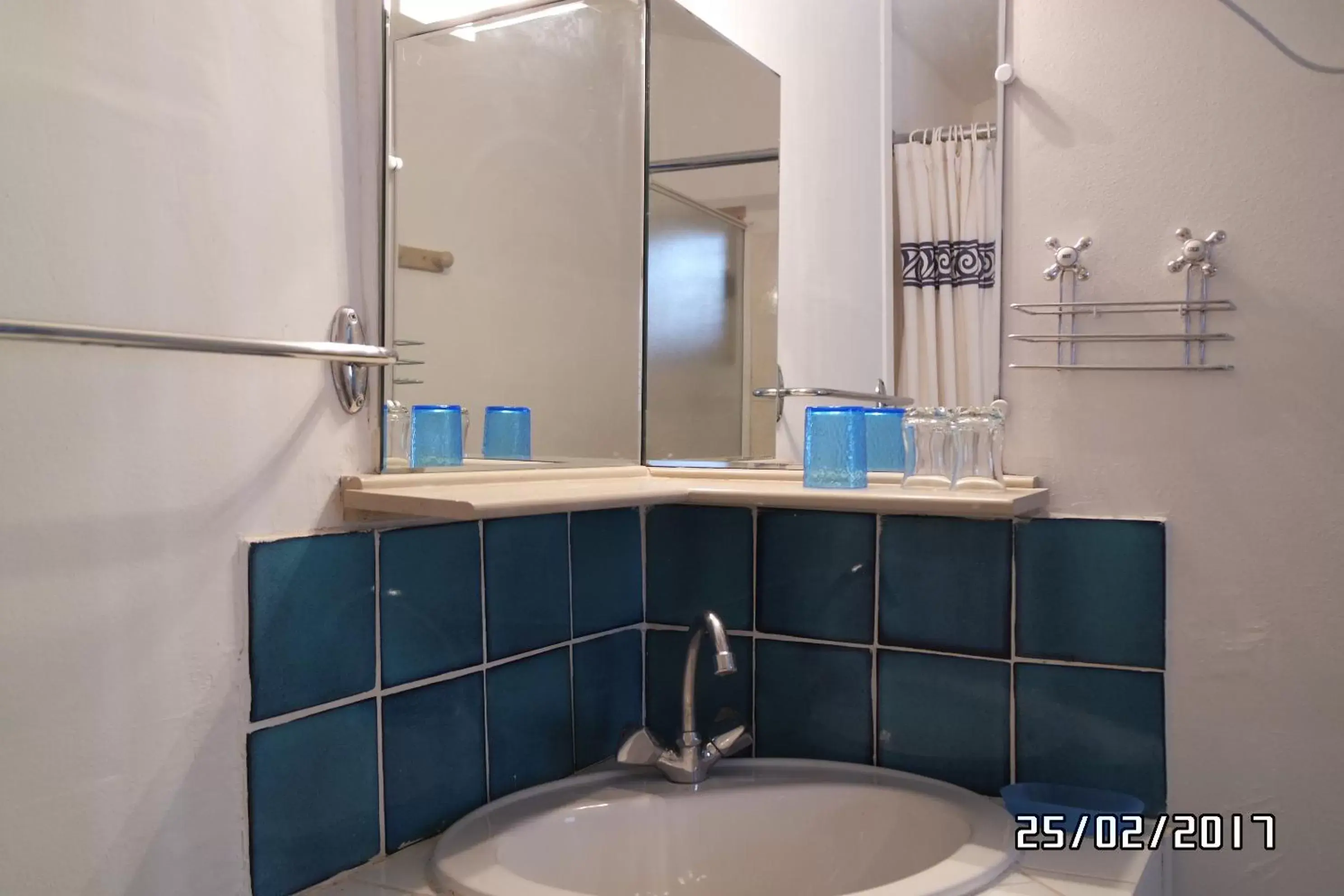 Kitchen or kitchenette, Bathroom in Mas Grimaud - Gîte- Studio et chambres d'hôtes familiales