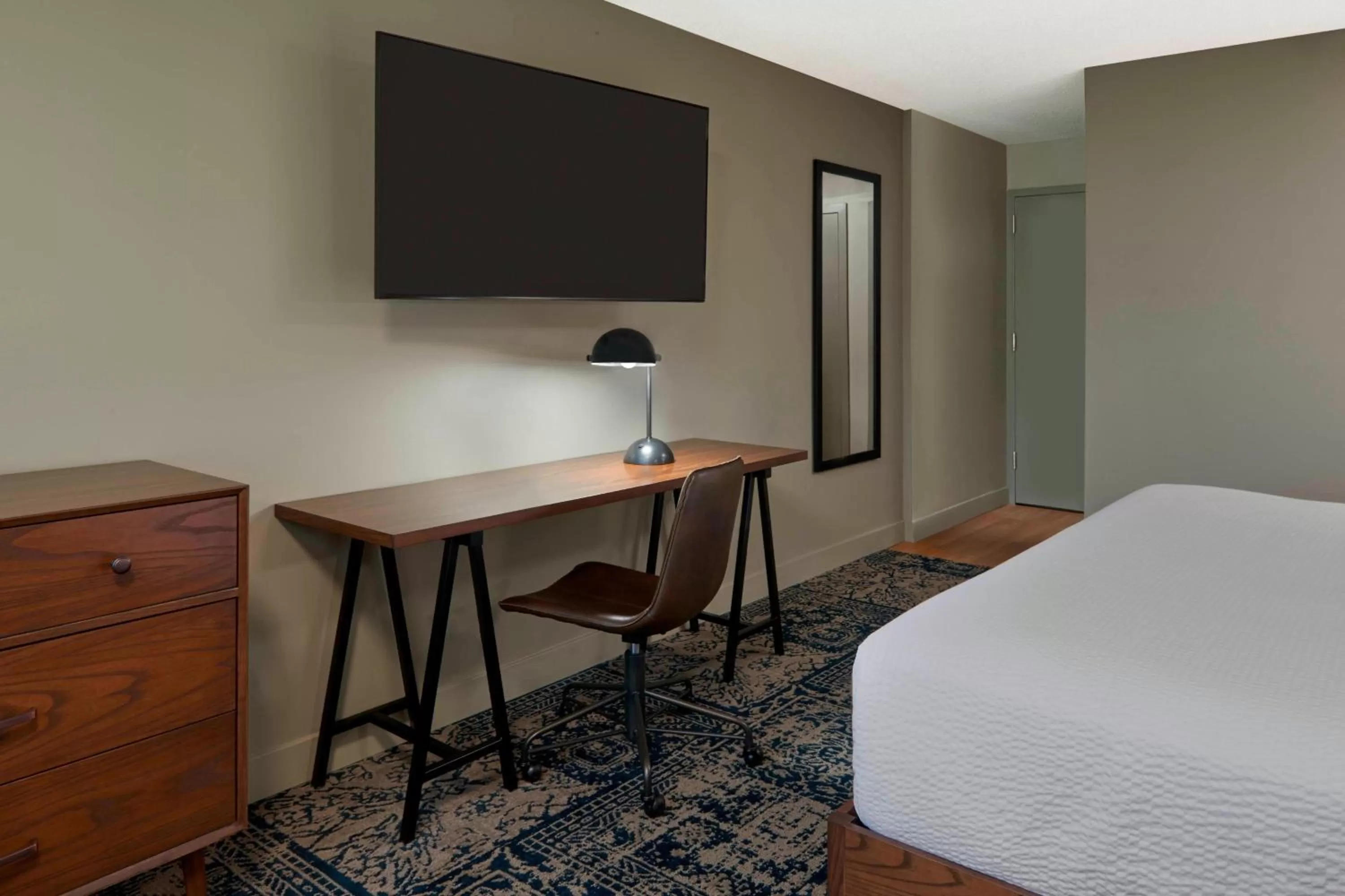 Photo of the whole room, Bed in Four Points by Sheraton Toronto Airport