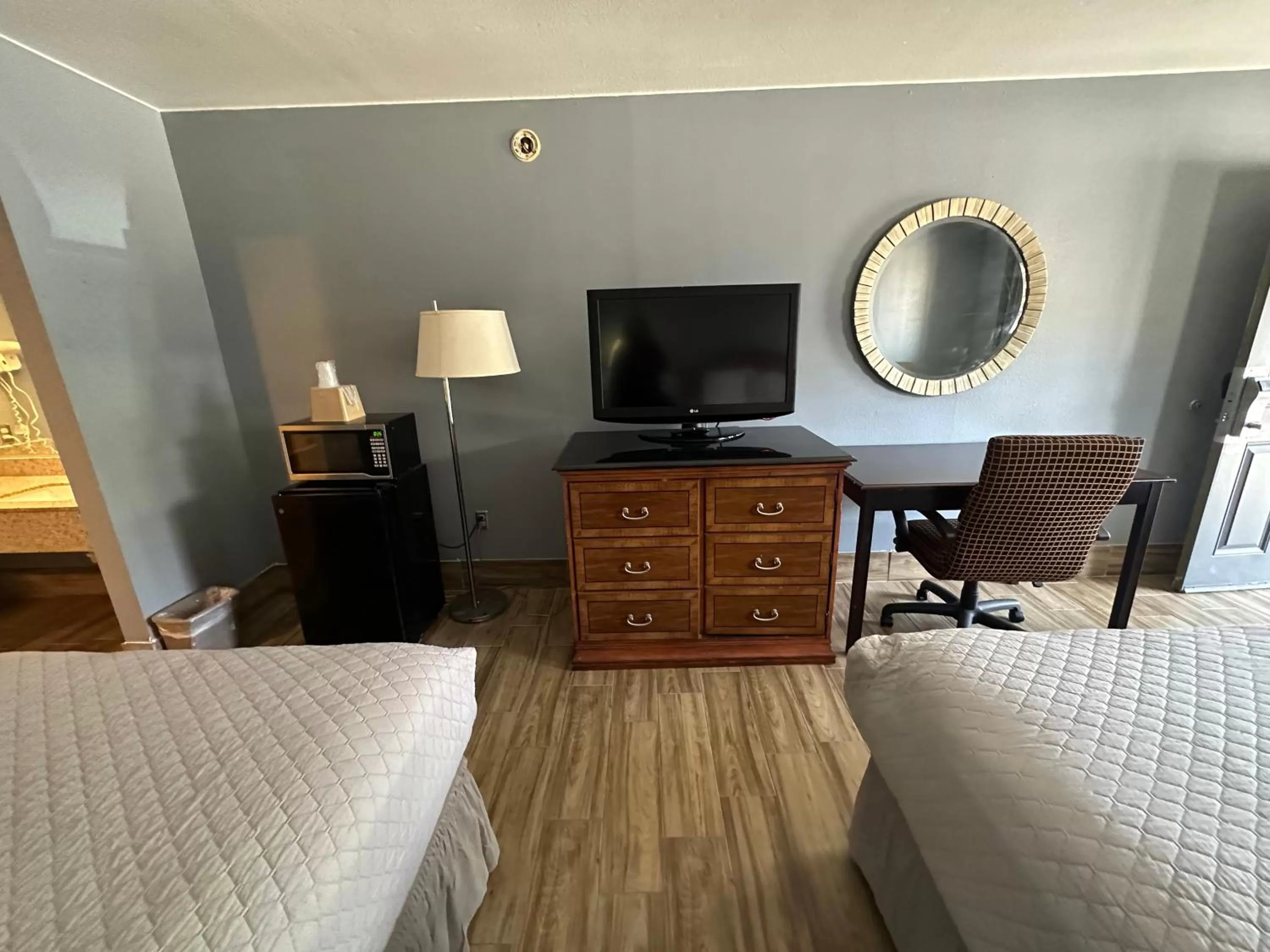 TV and multimedia, Bed in HillView Inn at Six Flags Fiesta