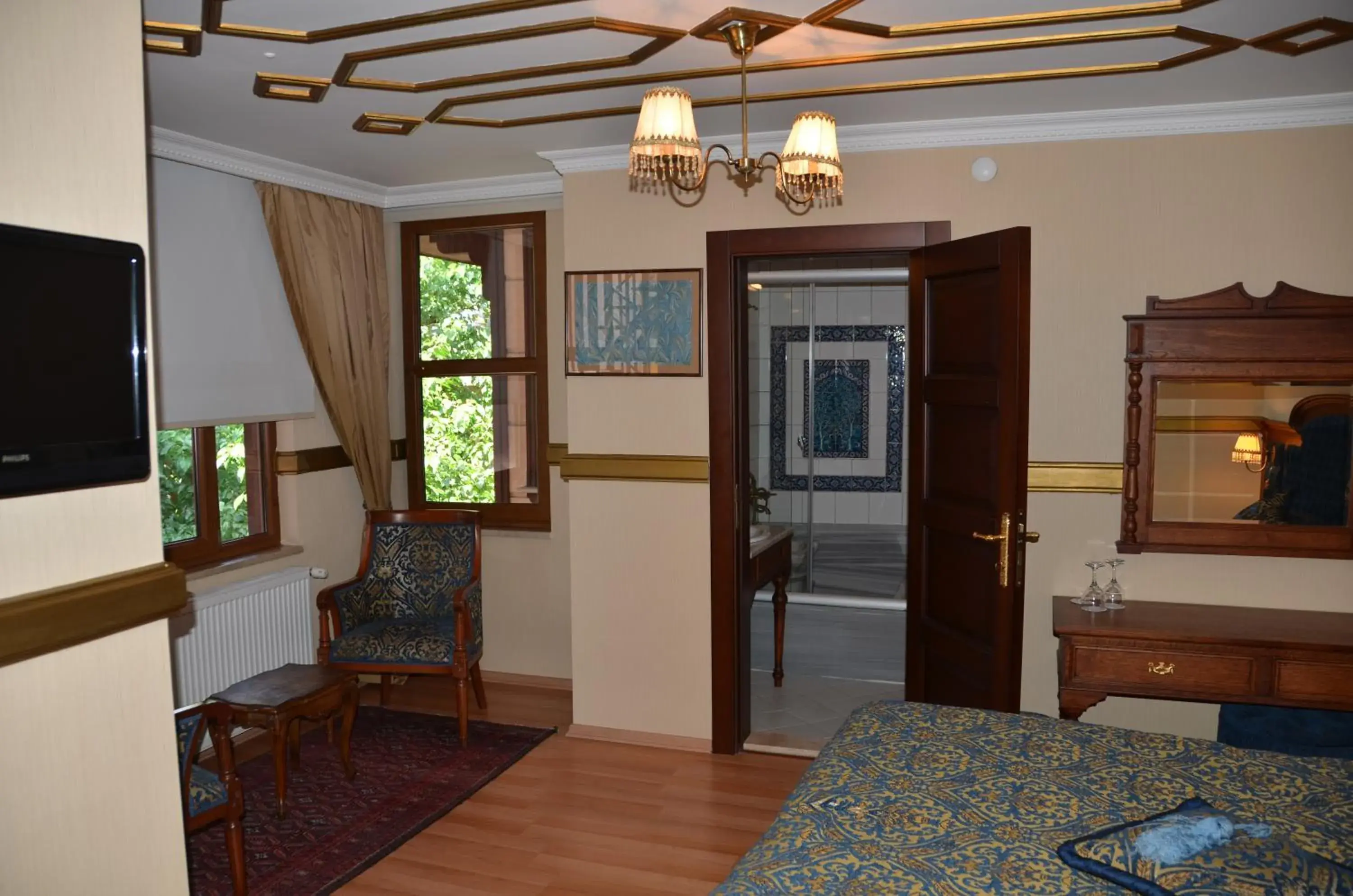 Photo of the whole room, TV/Entertainment Center in Aruna Boutique Hotel