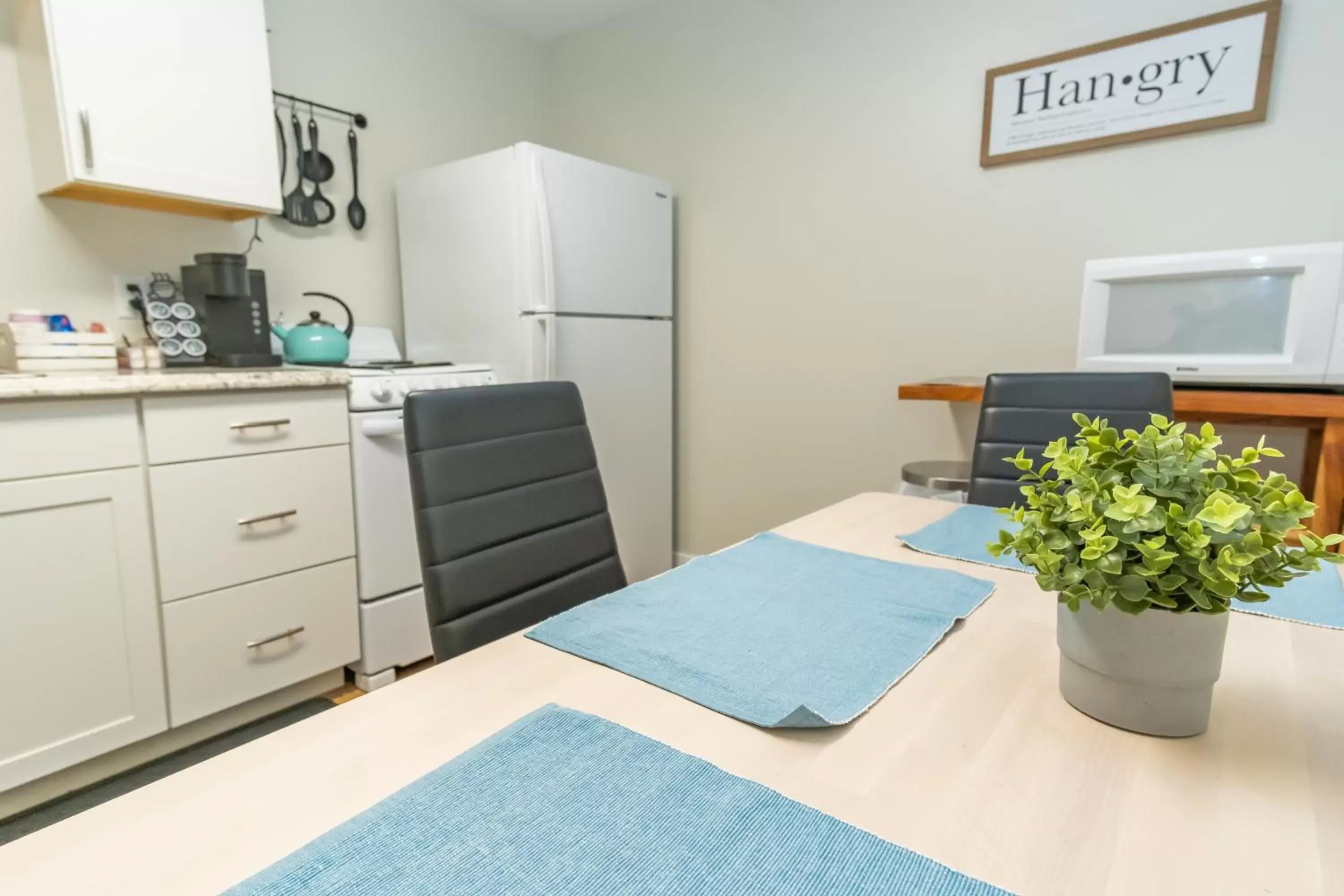 Kitchen or kitchenette, Kitchen/Kitchenette in South Zion Inn and Suites