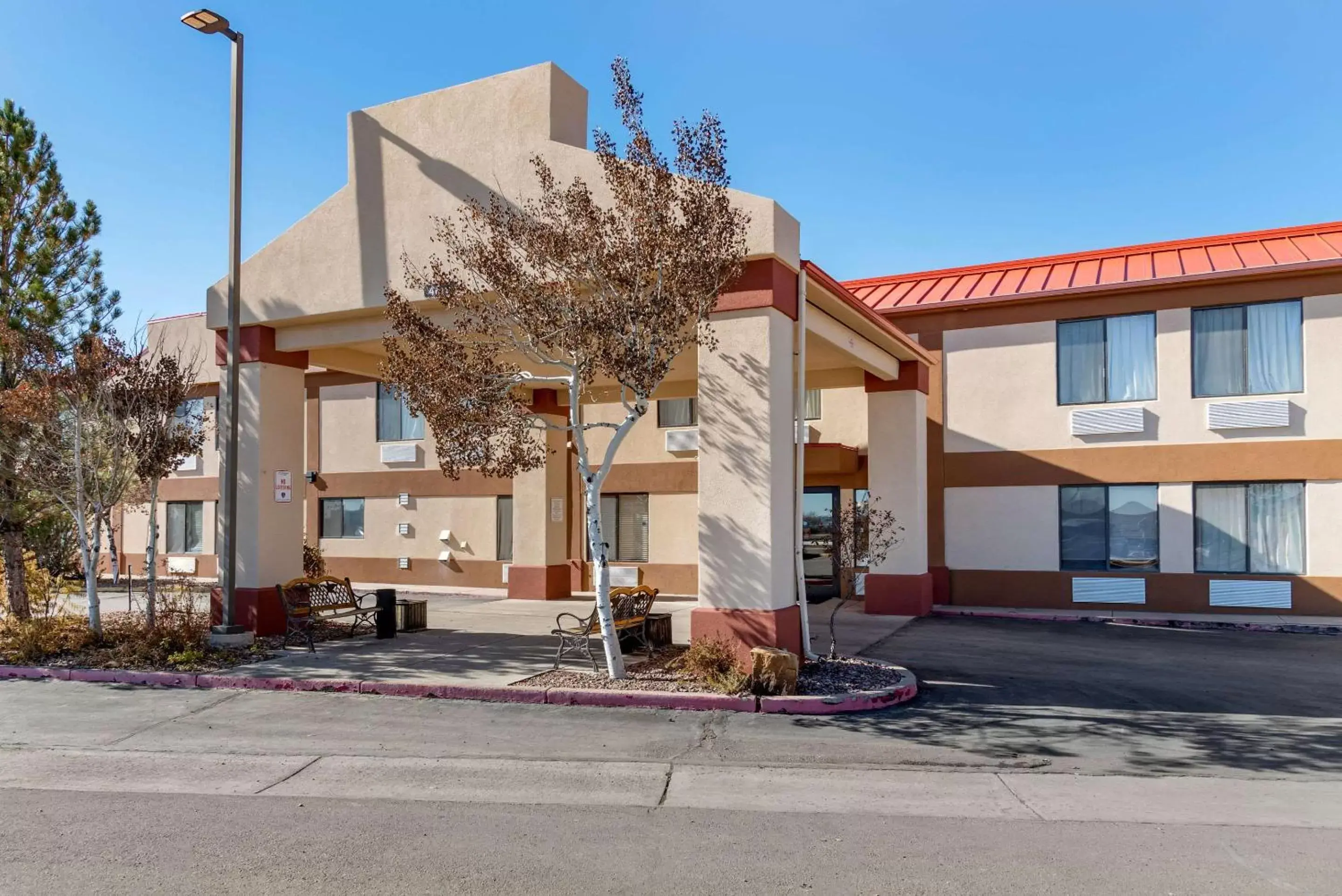 Property building in Econo Lodge Pueblo