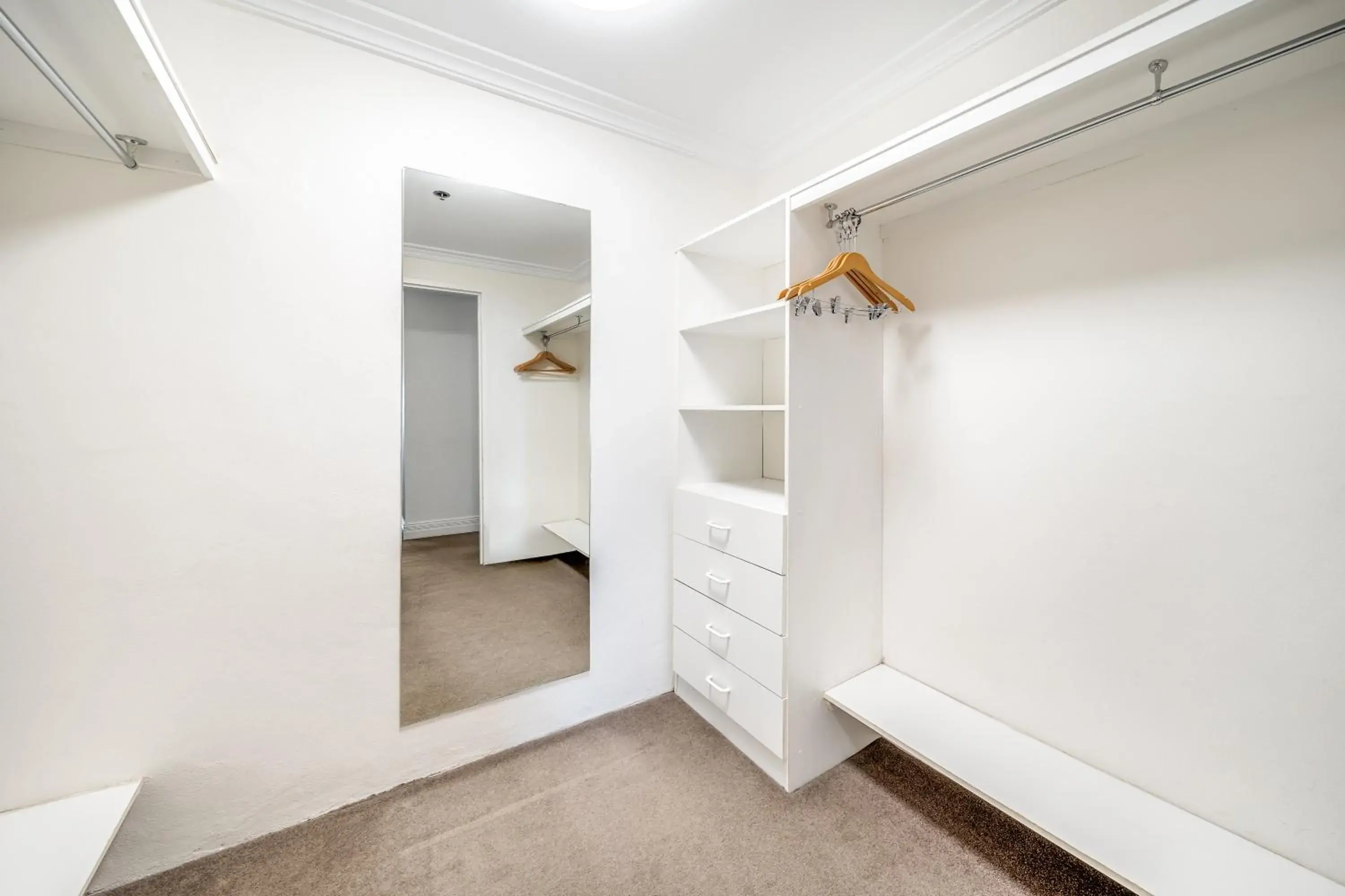 wardrobe in Oaks Sydney Castlereagh Suites