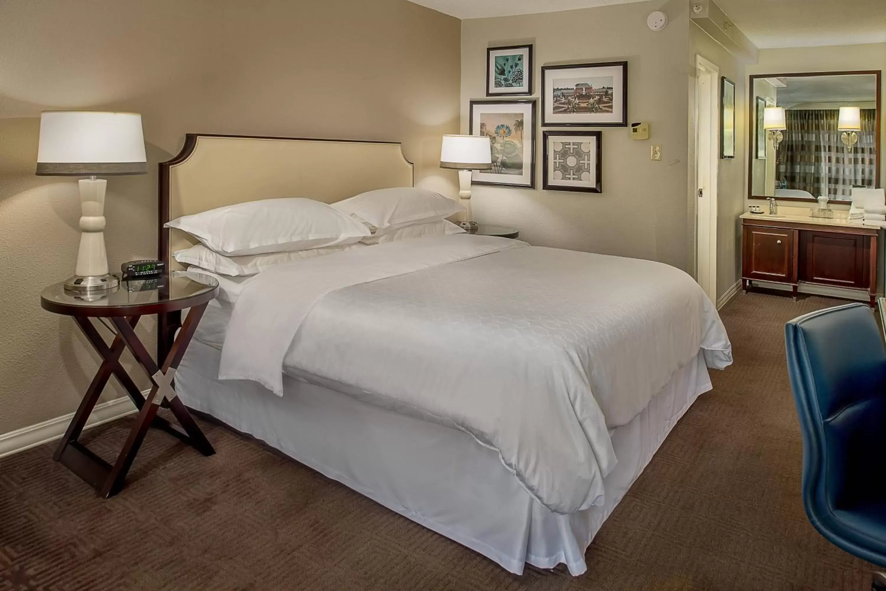 Bedroom, Bed in Sheraton Westport Lakeside Chalet