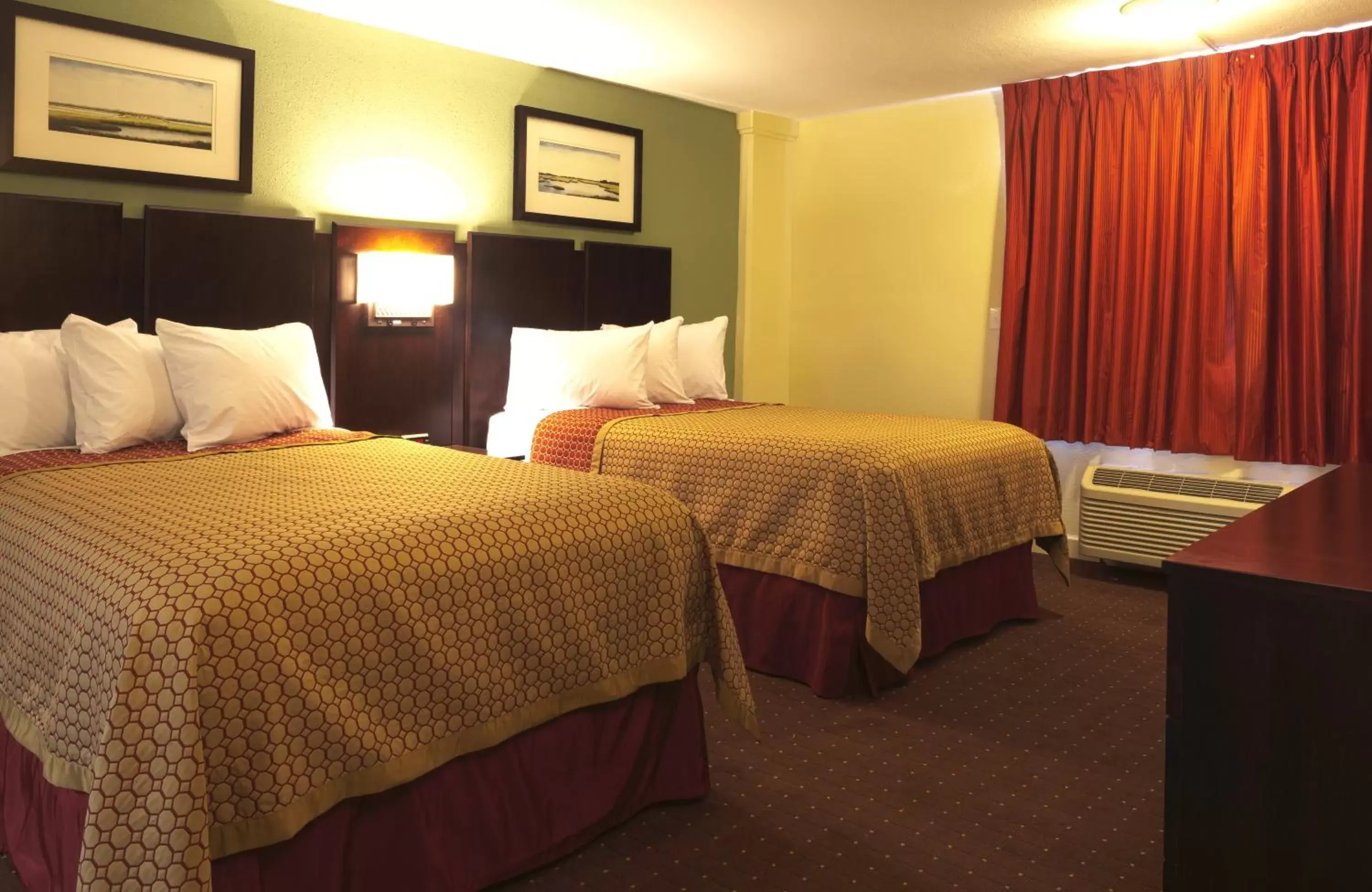 Photo of the whole room, Bed in Marina Inn & Suites Chalmette-New Orleans