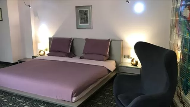 Bed in Art 'Otel