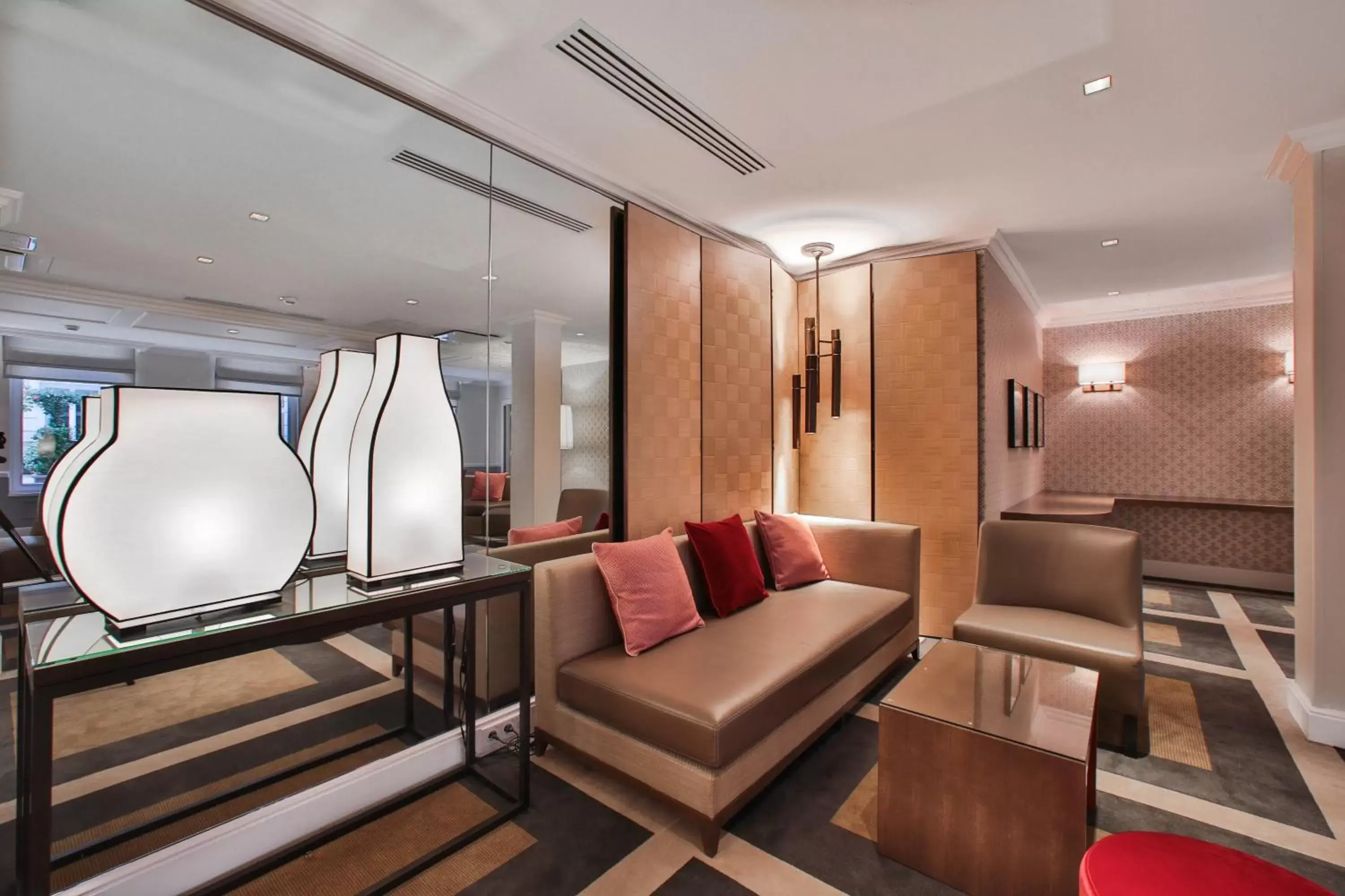 Communal lounge/ TV room, Seating Area in Fraser Suites Le Claridge Champs-Elysées