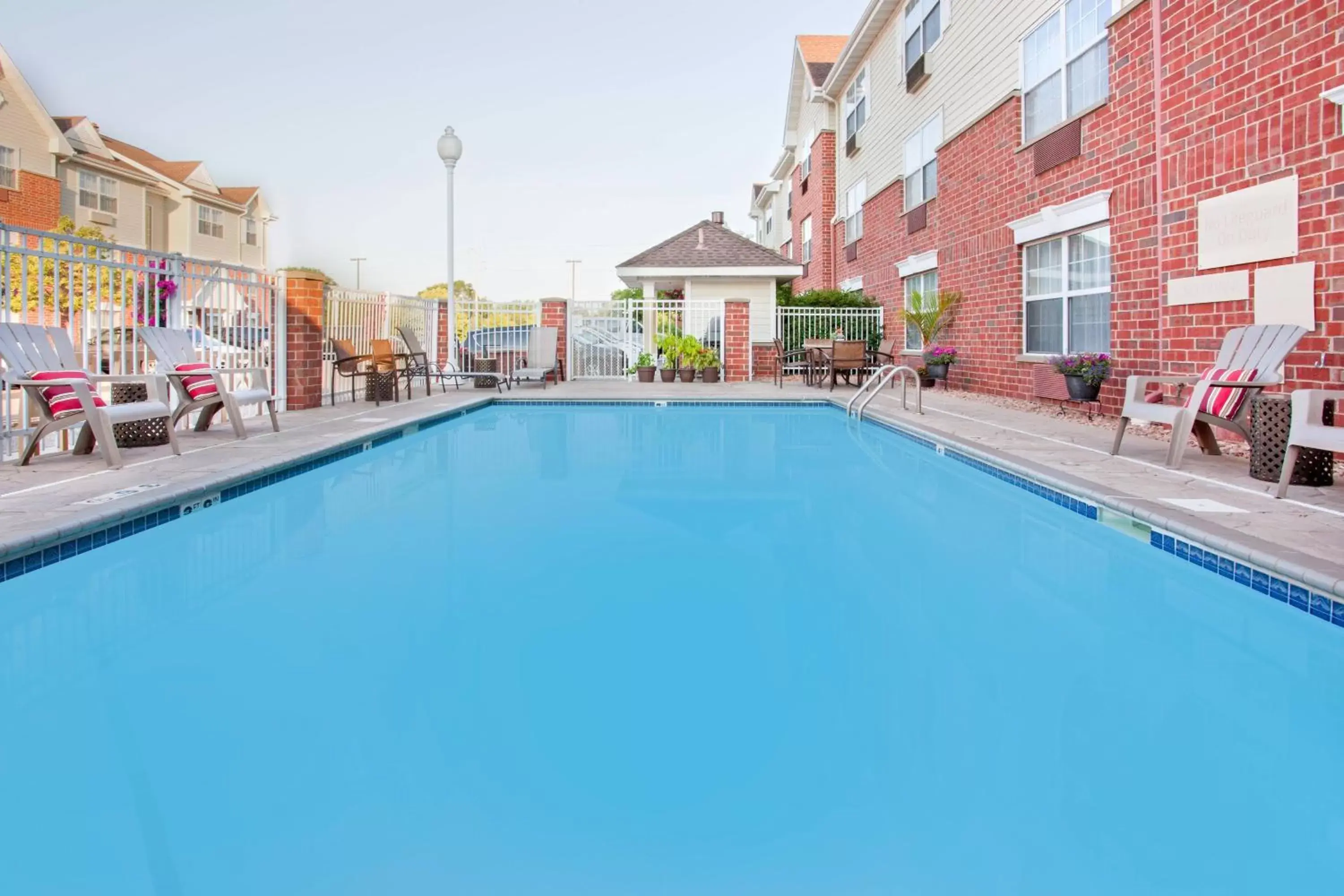 Swimming Pool in TownePlace Suites Minneapolis Eden Prairie