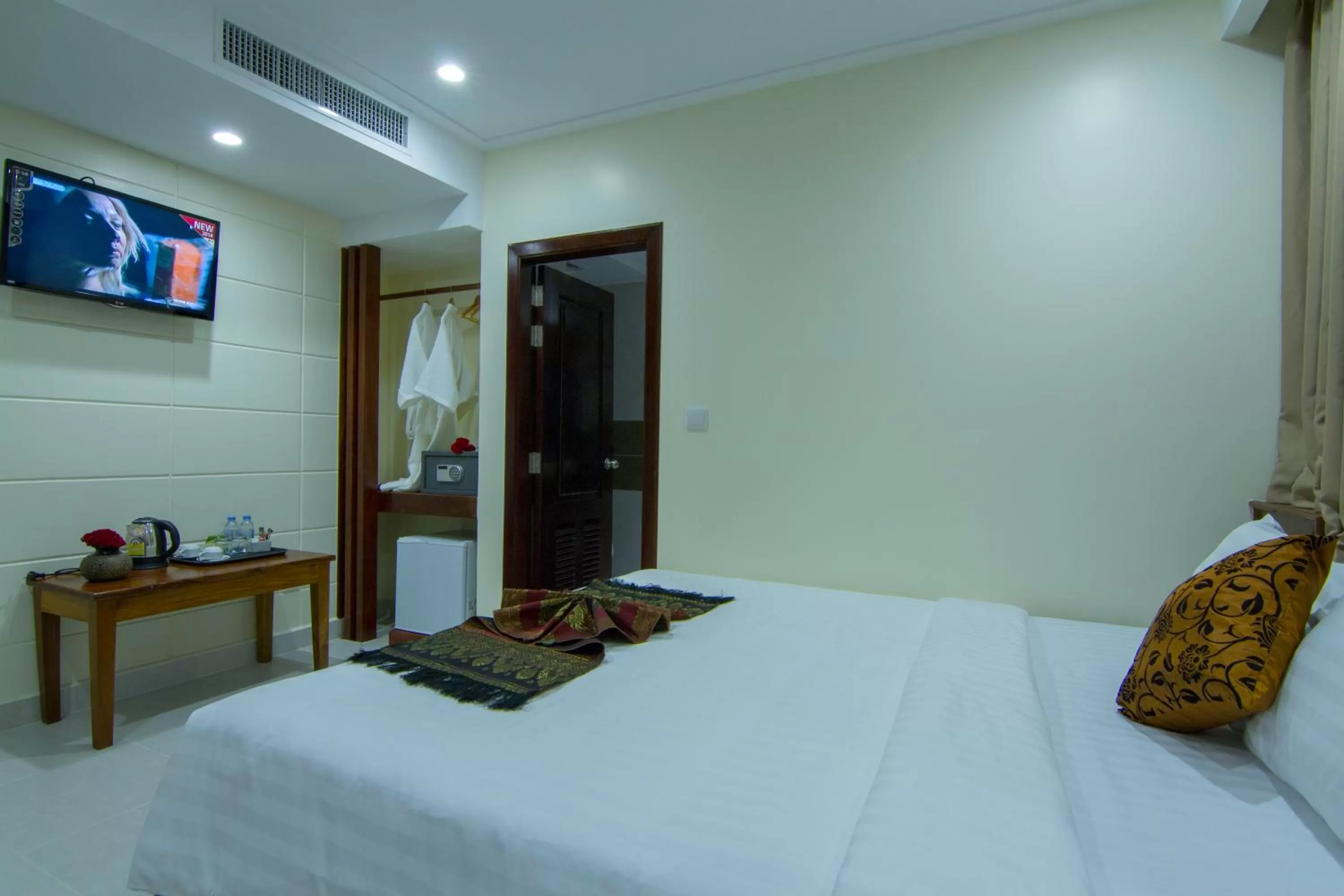 TV and multimedia, Bed in Rose Emerald Hotel