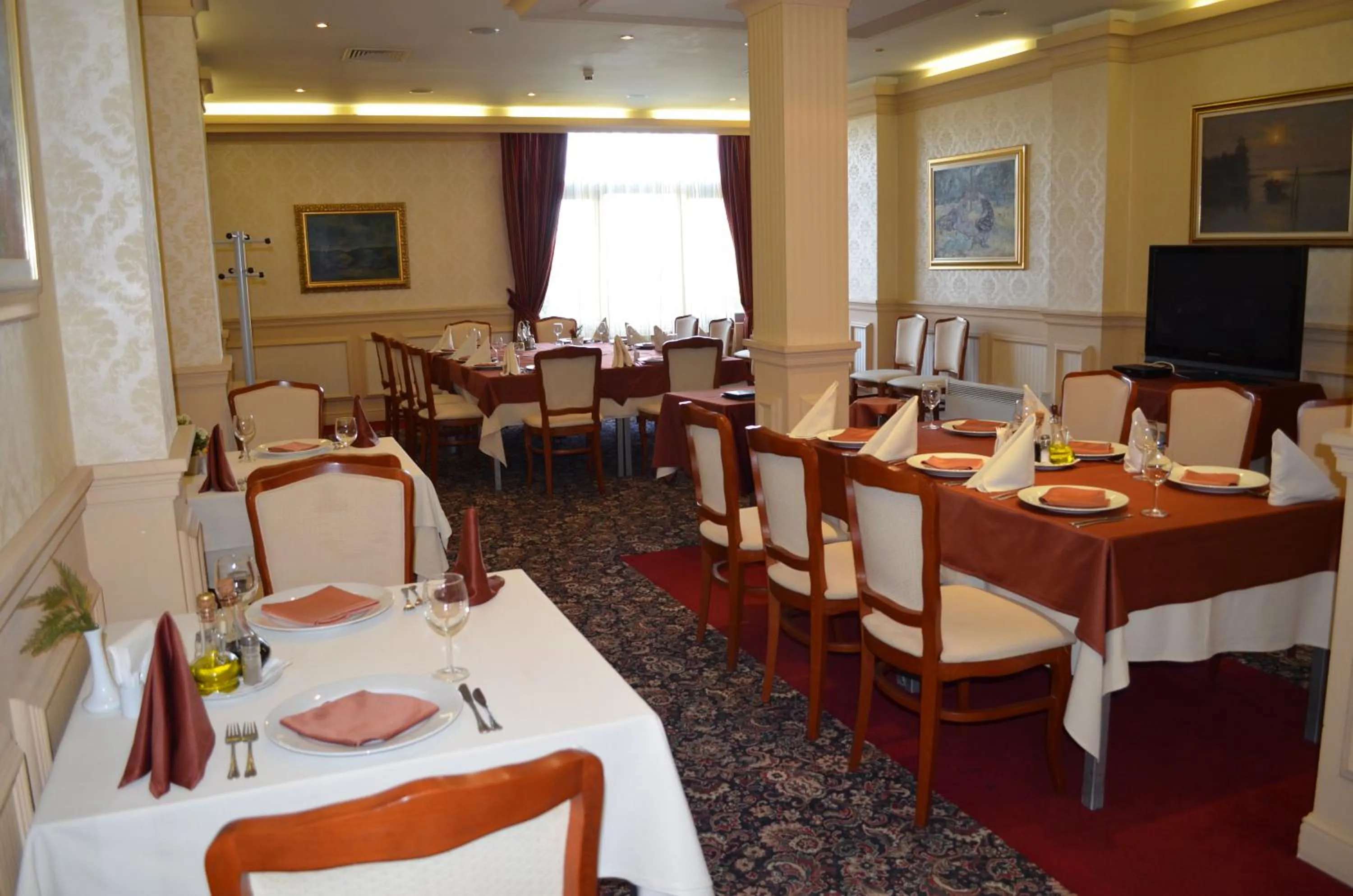 Restaurant/places to eat in Hotel Bankya Palace