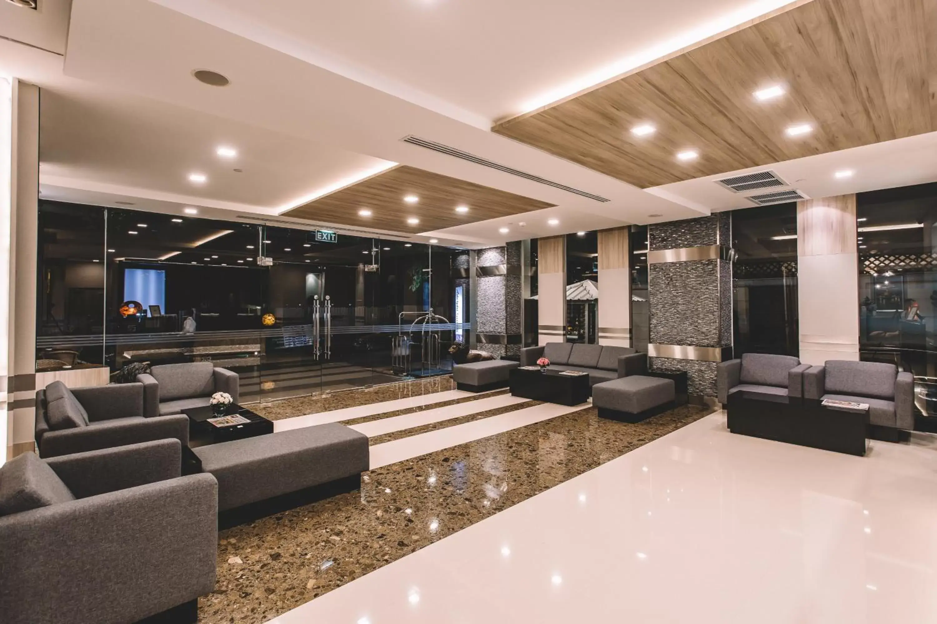 Lobby or reception, Lounge/Bar in Adelphi Suites Bangkok - SHA Extra Plus