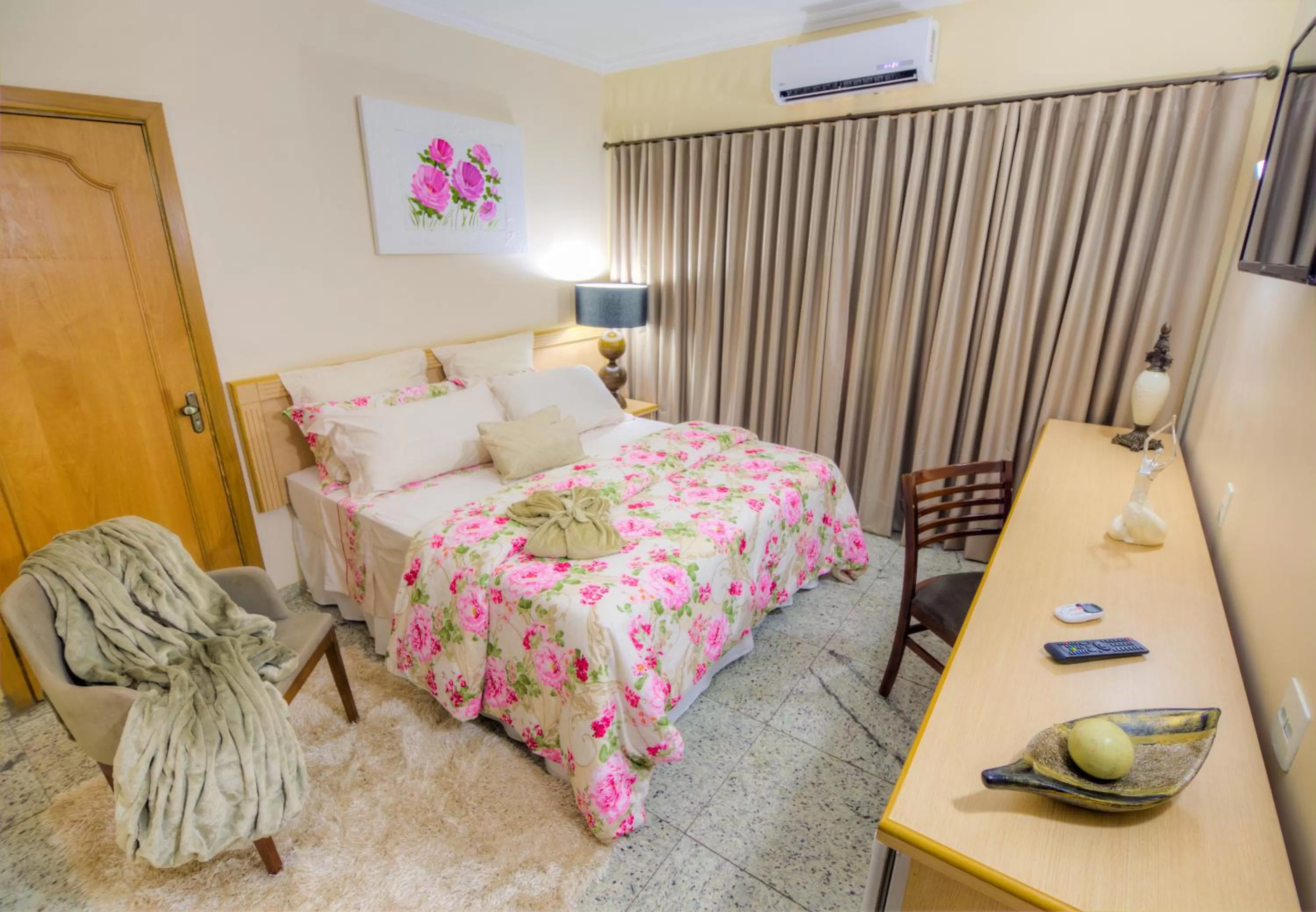 Photo of the whole room, Bed in Hotel Golden Park Uberaba By Nacional Inn