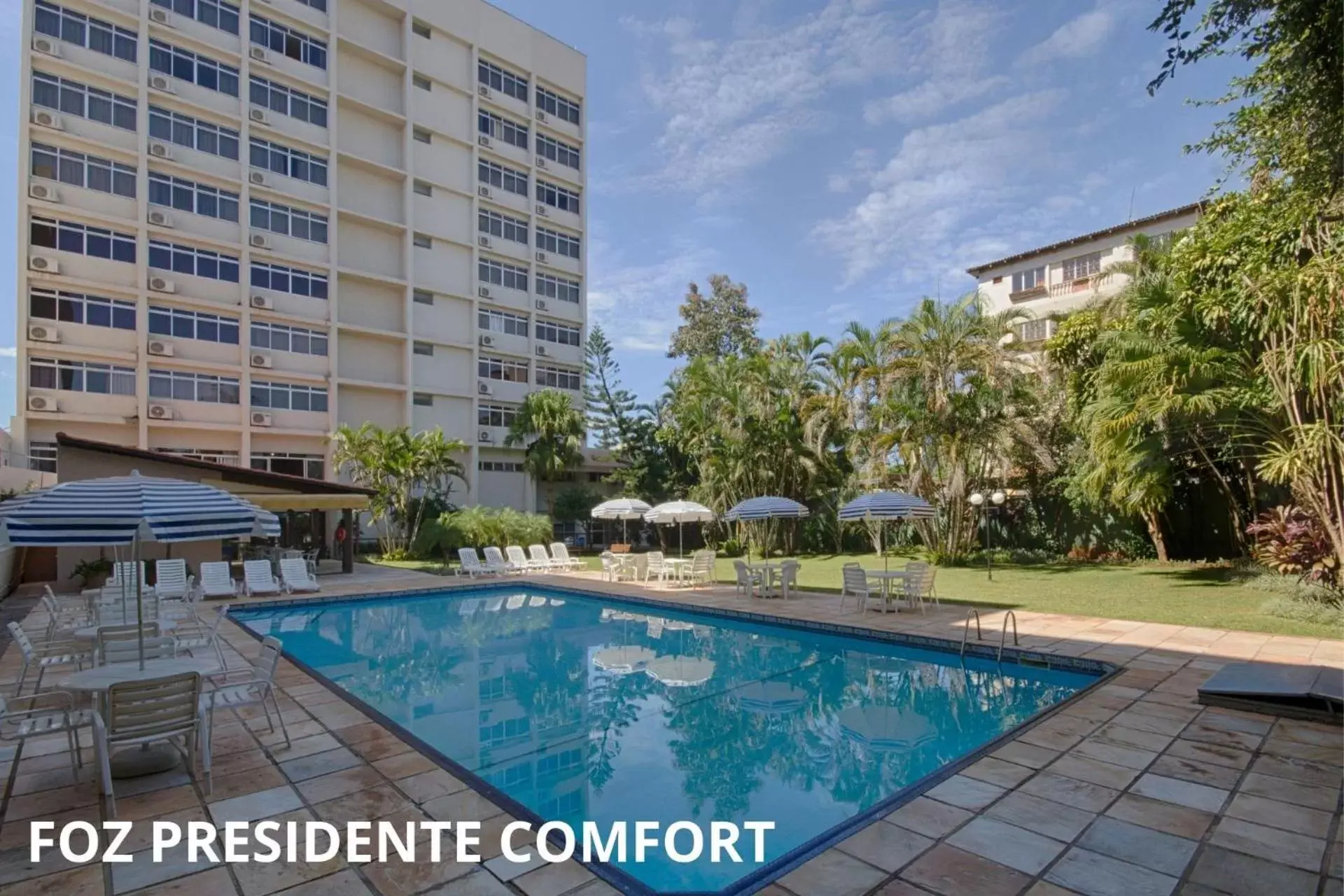 Property building, Swimming Pool in Foz Presidente Comfort Hotel