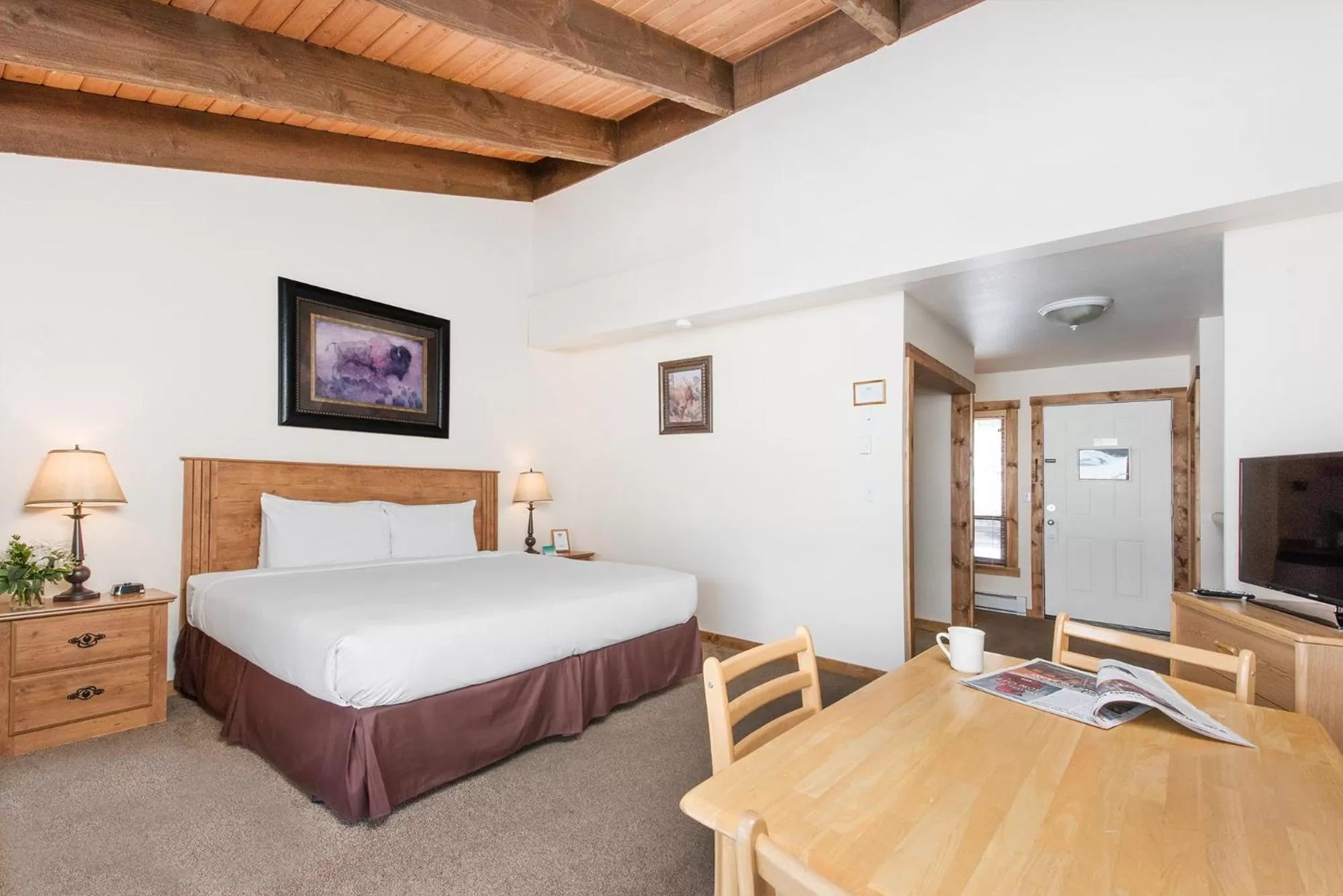 Photo of the whole room, Bed in Elk Refuge Inn