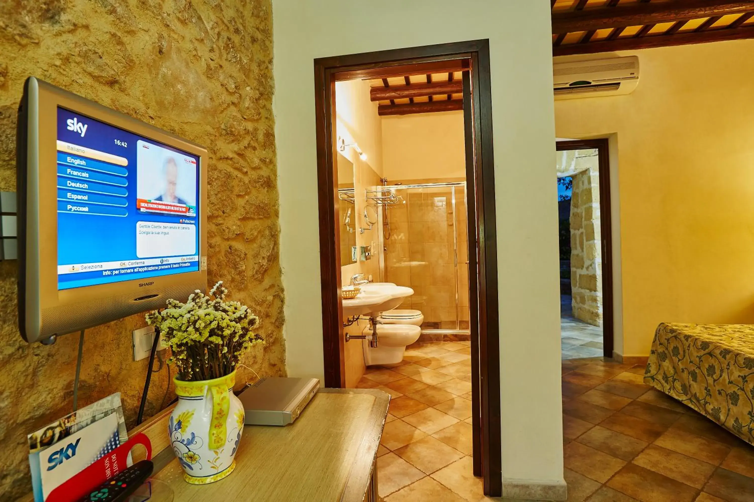 Bathroom, TV/Entertainment Center in Agriturismo Baglio Donnafranca Wine Resort