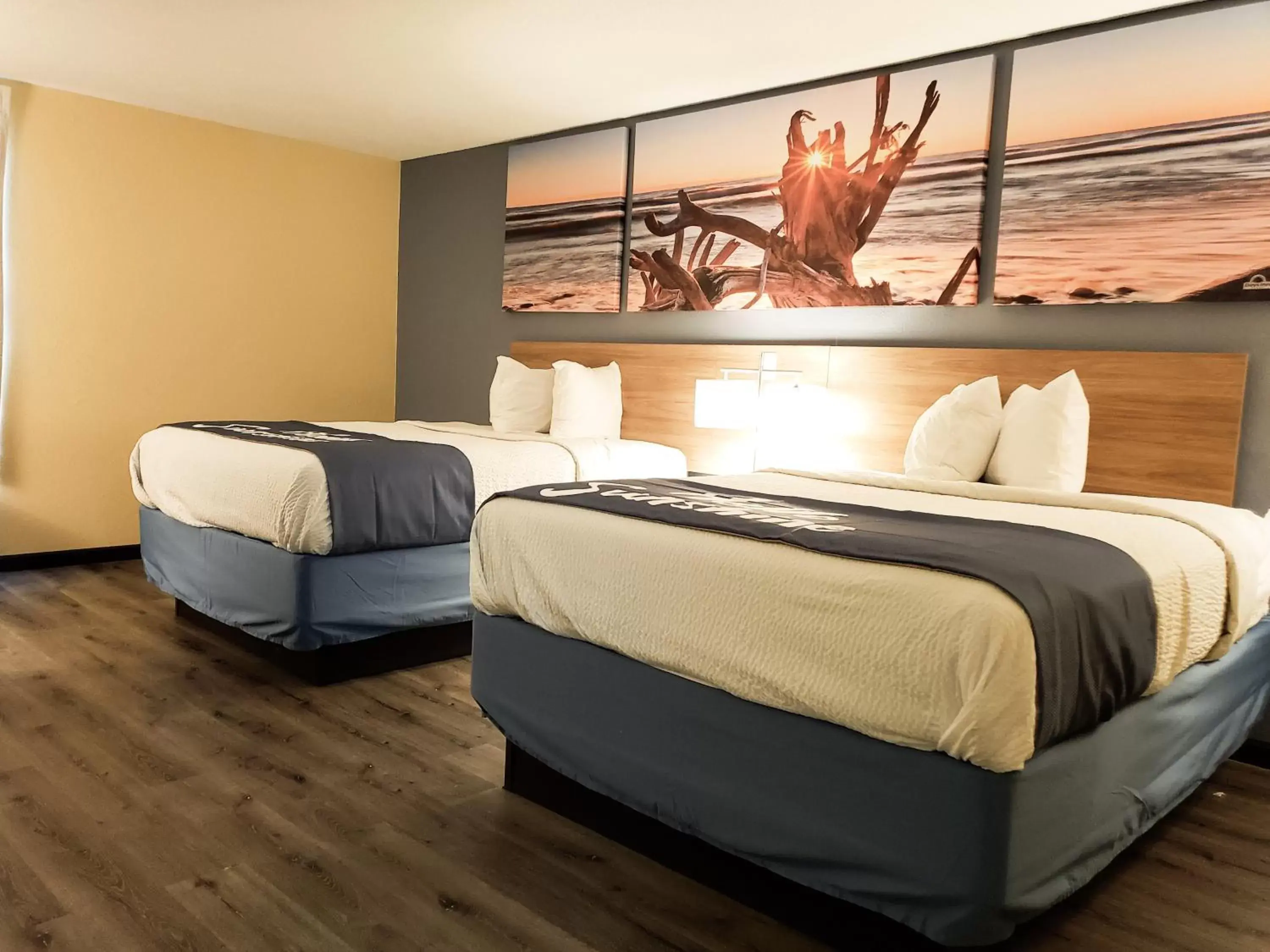 Bed in Days Inn & Suites by Wyndham Merrillville