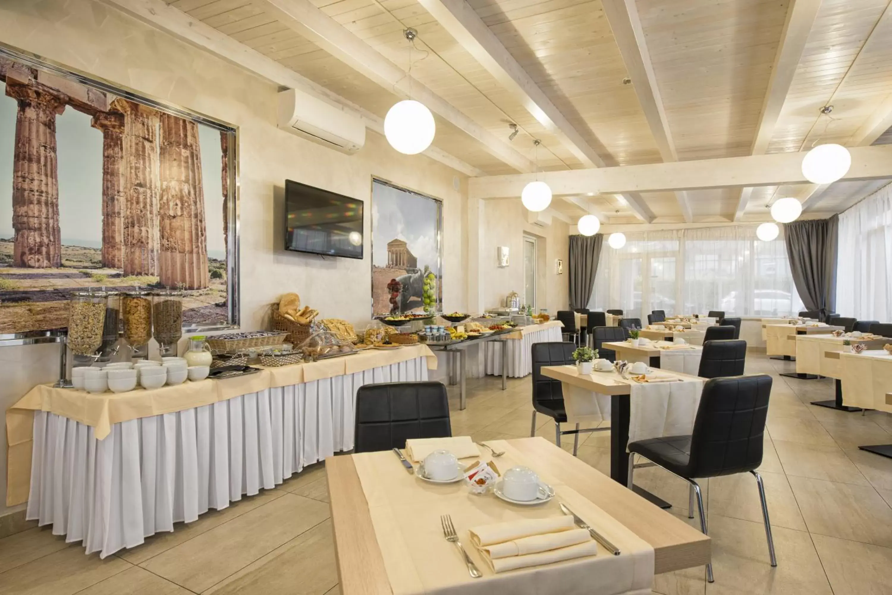 Restaurant/Places to Eat in Simon Hotel