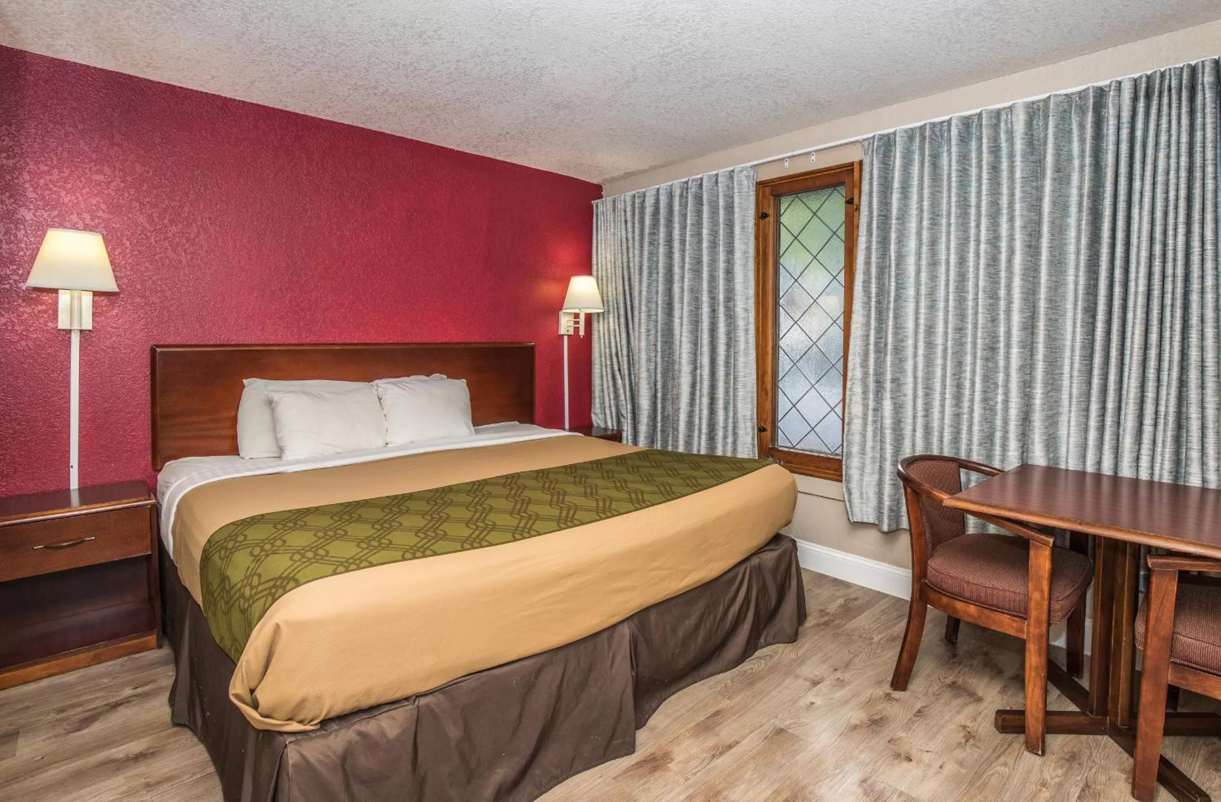 Photo of the whole room, Bed in Chalet Inn