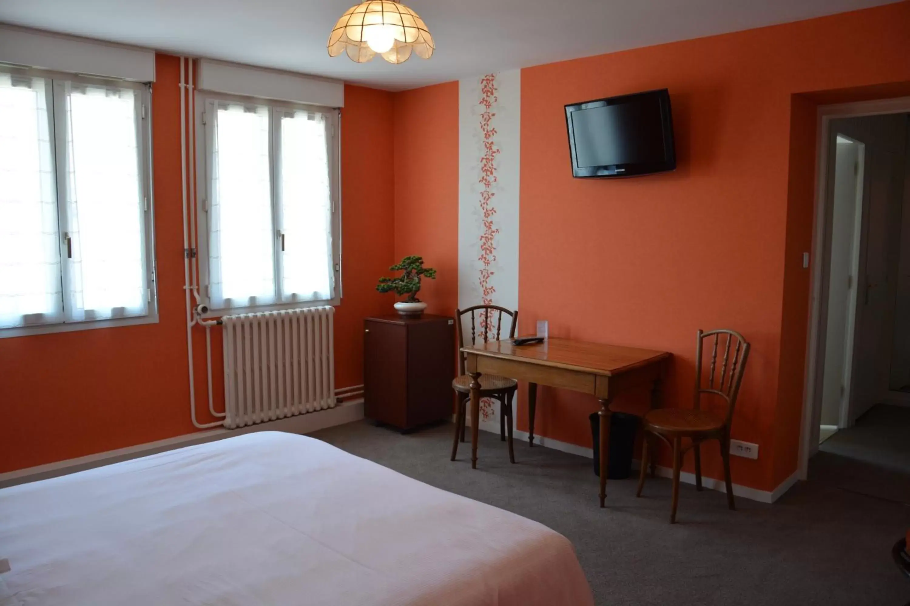 Photo of the whole room, TV/Entertainment Center in The Originals Boutique, Hôtel Terminus, Bourg-en-Bresse Gare (Qualys-Hotel)